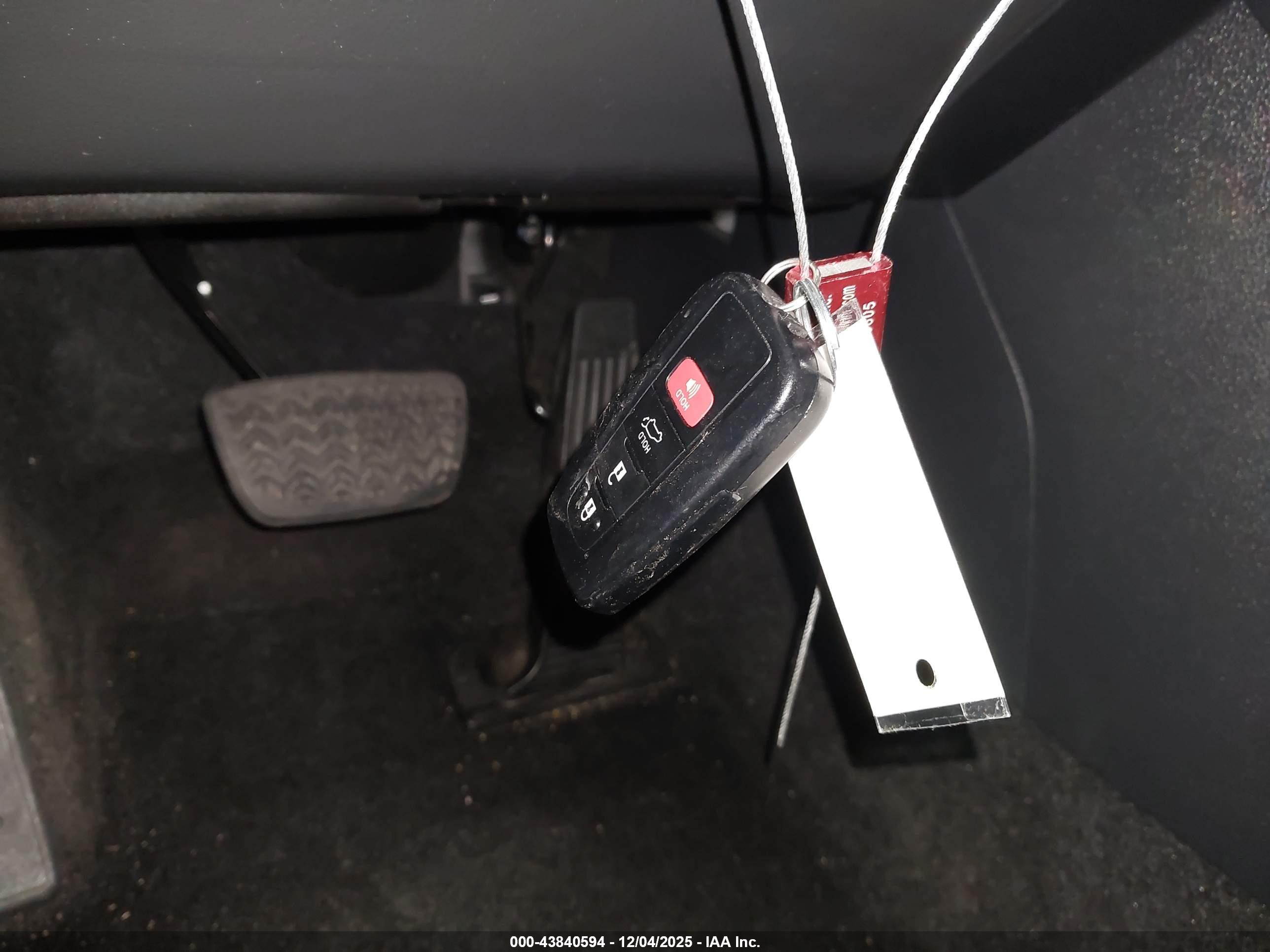 TOYOTA RAV4 image 11