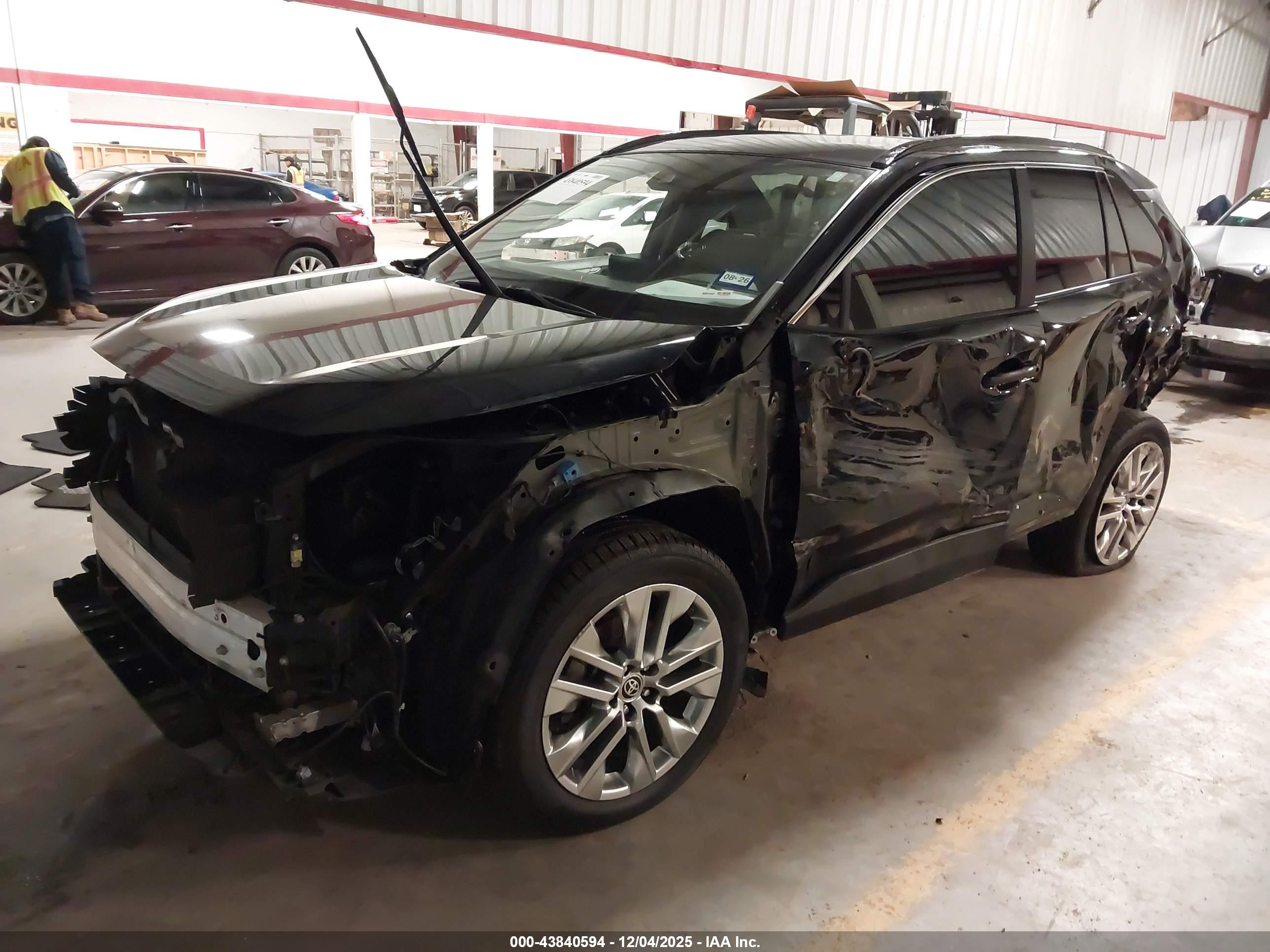 TOYOTA RAV4 image 2