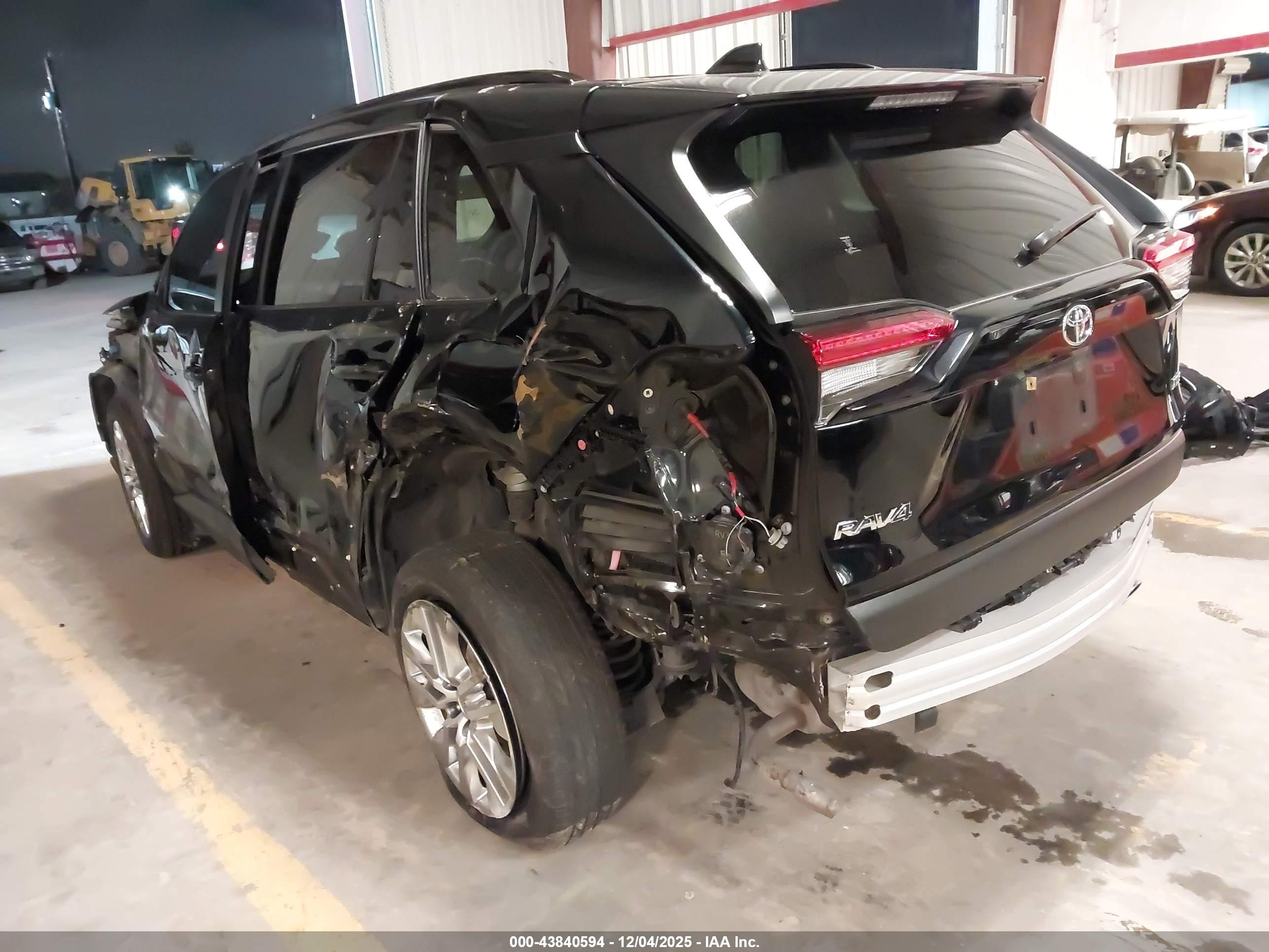TOYOTA RAV4 image 3