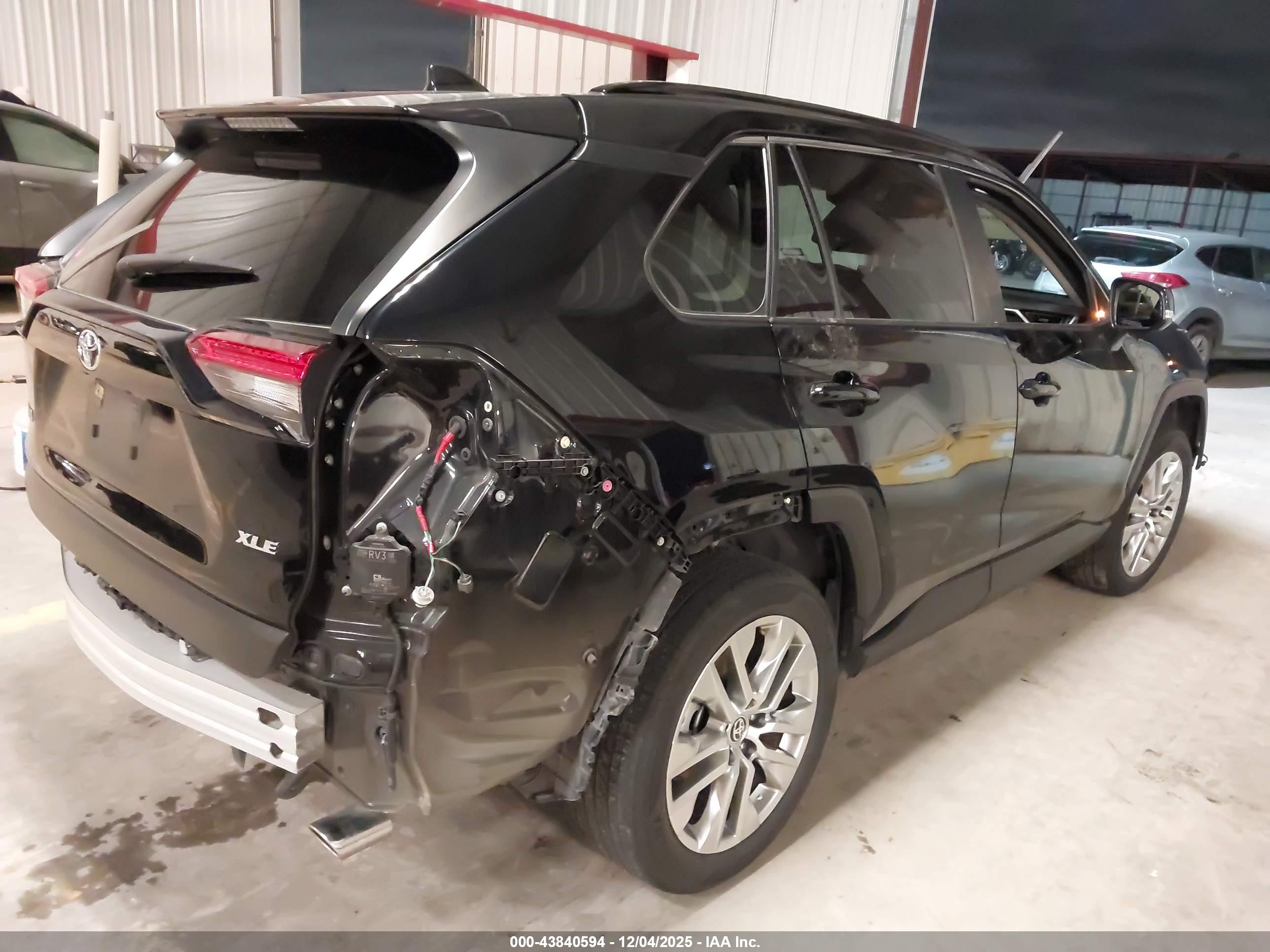 TOYOTA RAV4 image 4