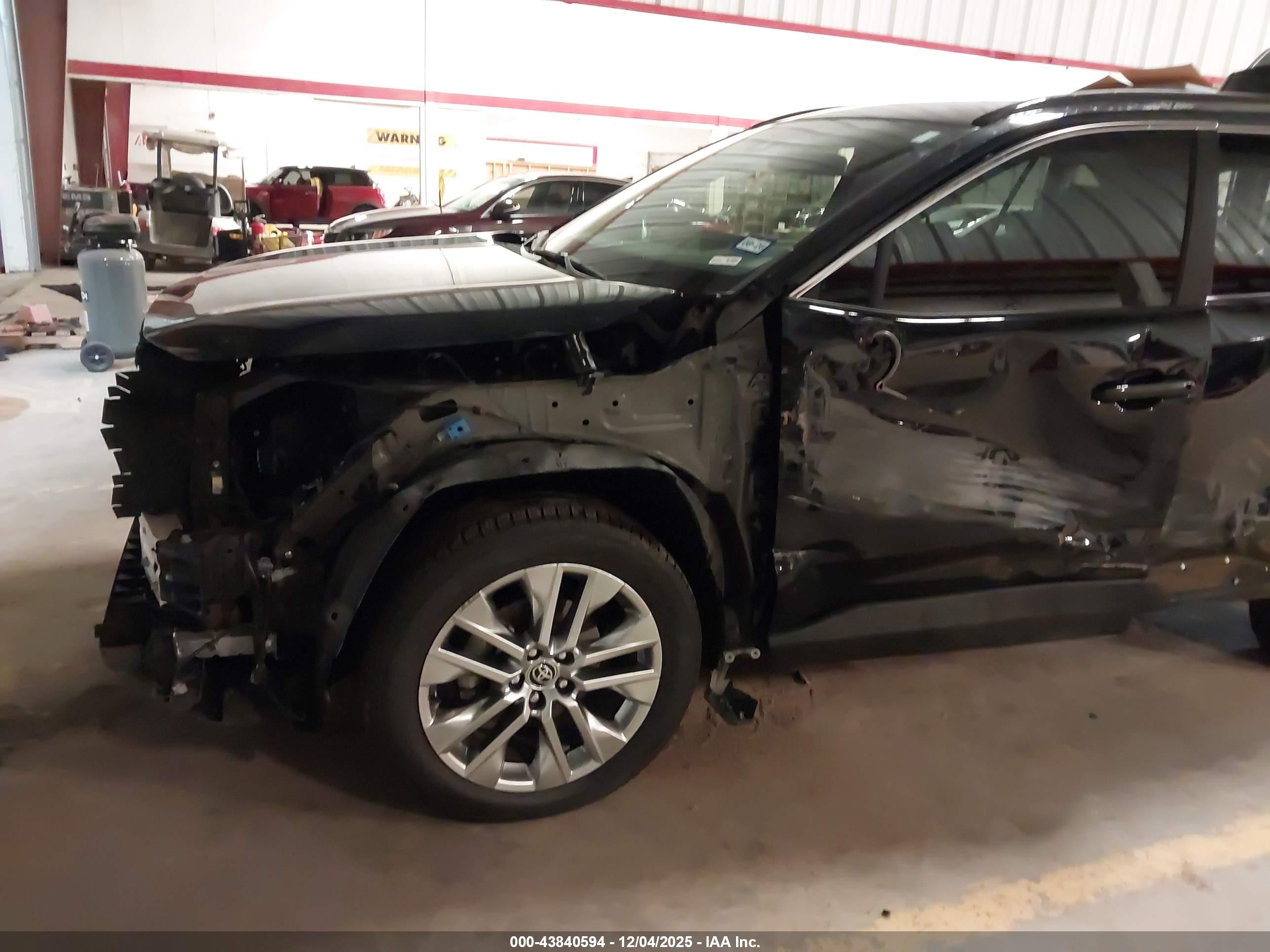 TOYOTA RAV4 image 6