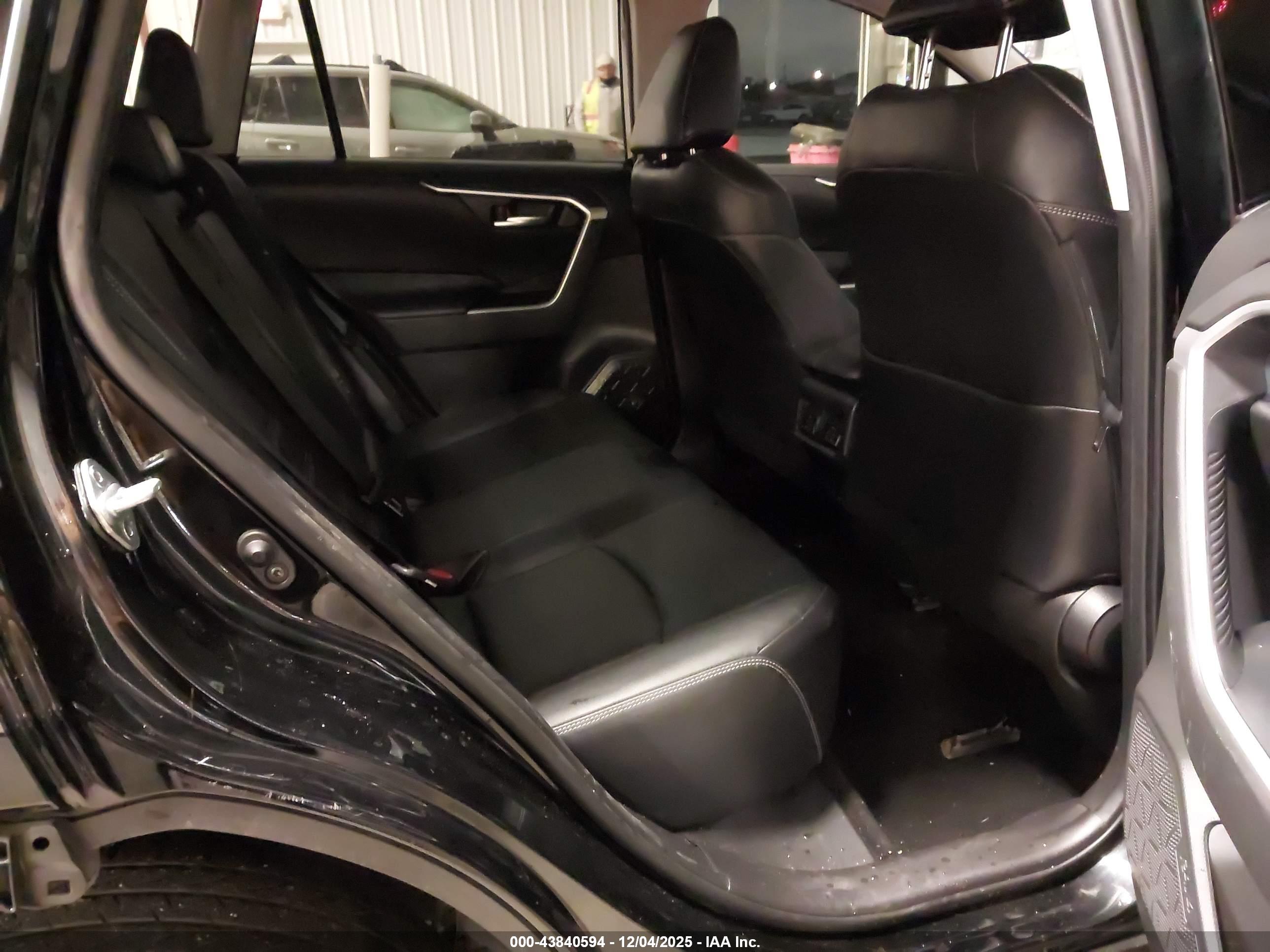 TOYOTA RAV4 image 8