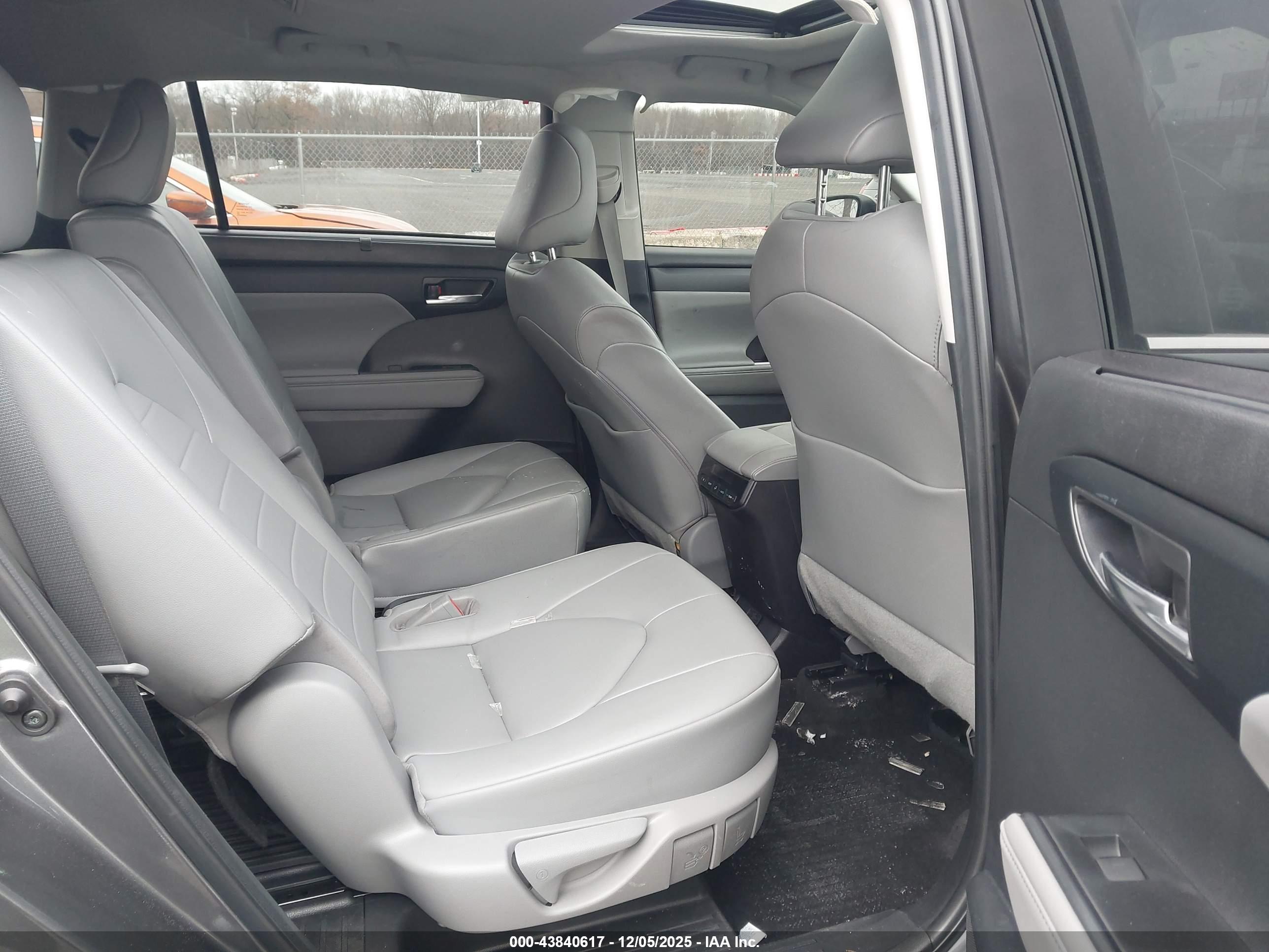 TOYOTA HIGHLANDER image 8