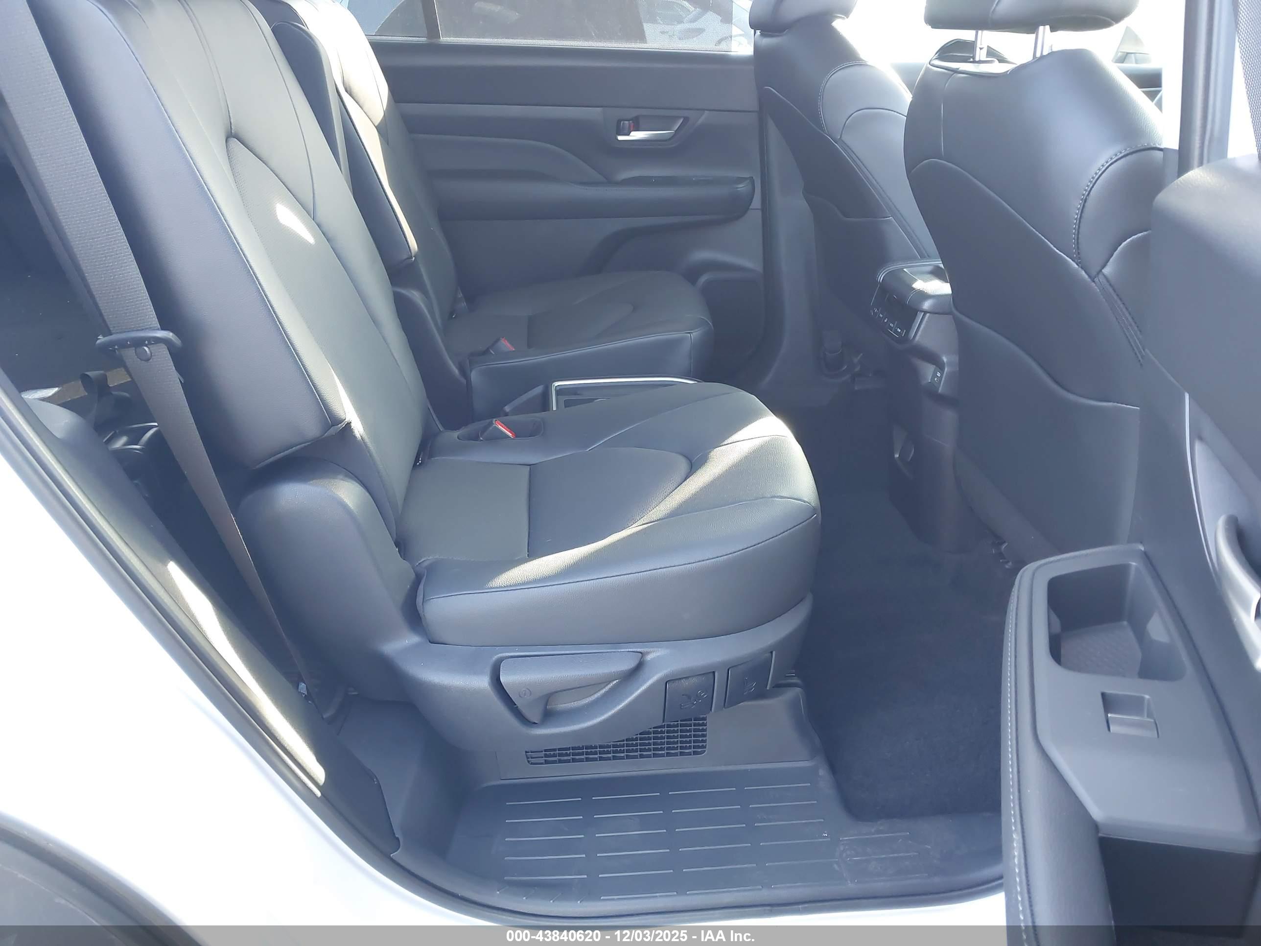 TOYOTA GRAND image 8