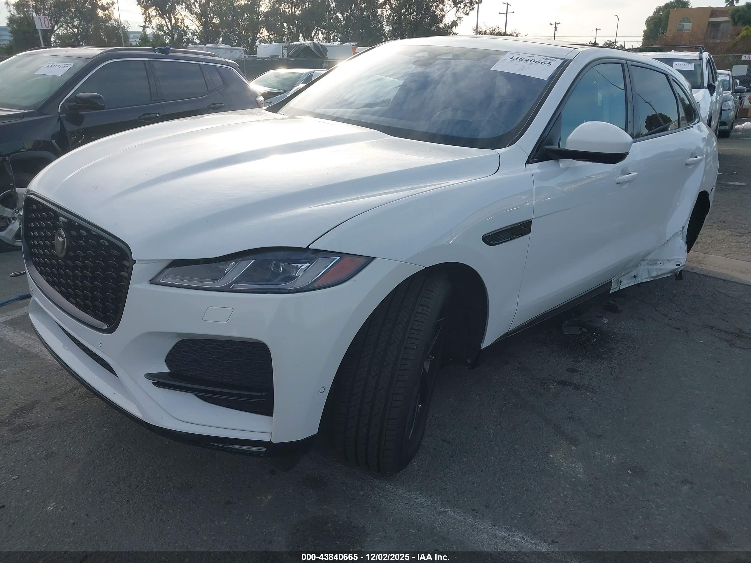 JAGUAR F-PACE image 2