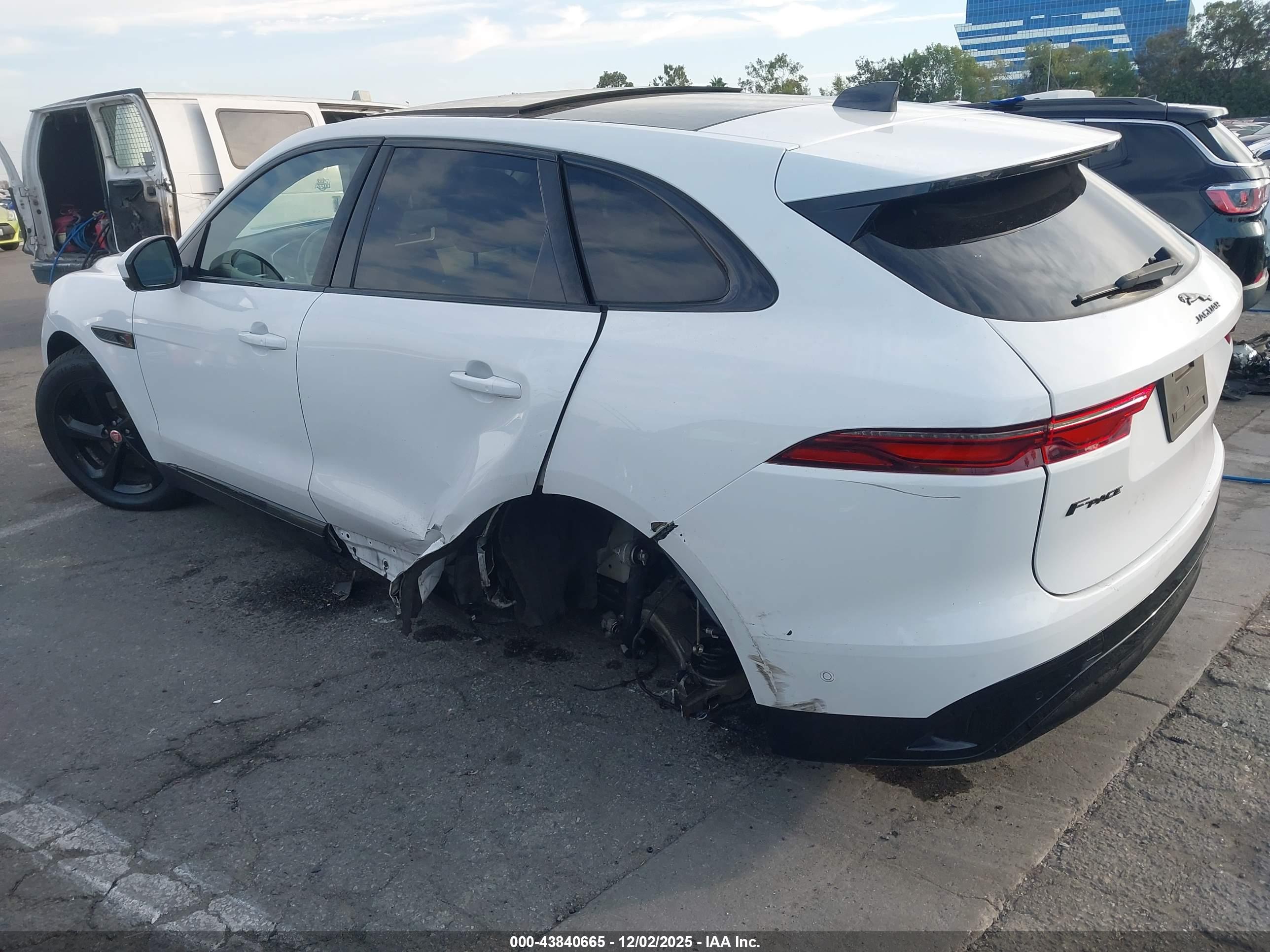 JAGUAR F-PACE image 3