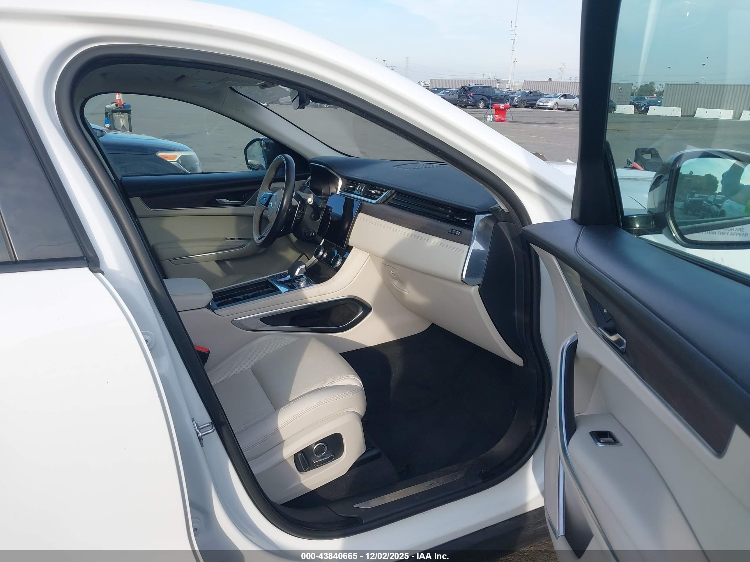 JAGUAR F-PACE image 5