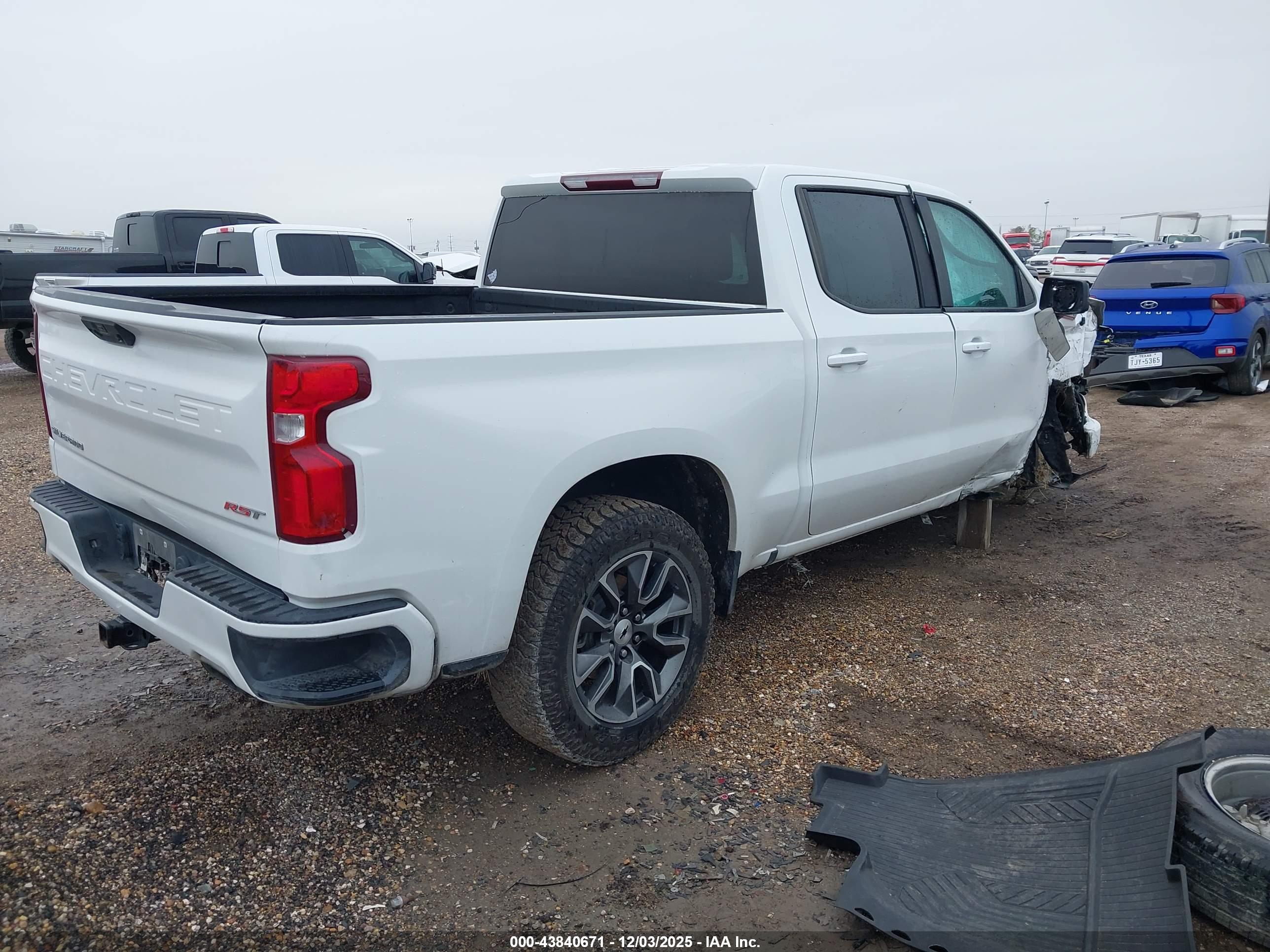 CHEVROLET SILVERADO image 4
