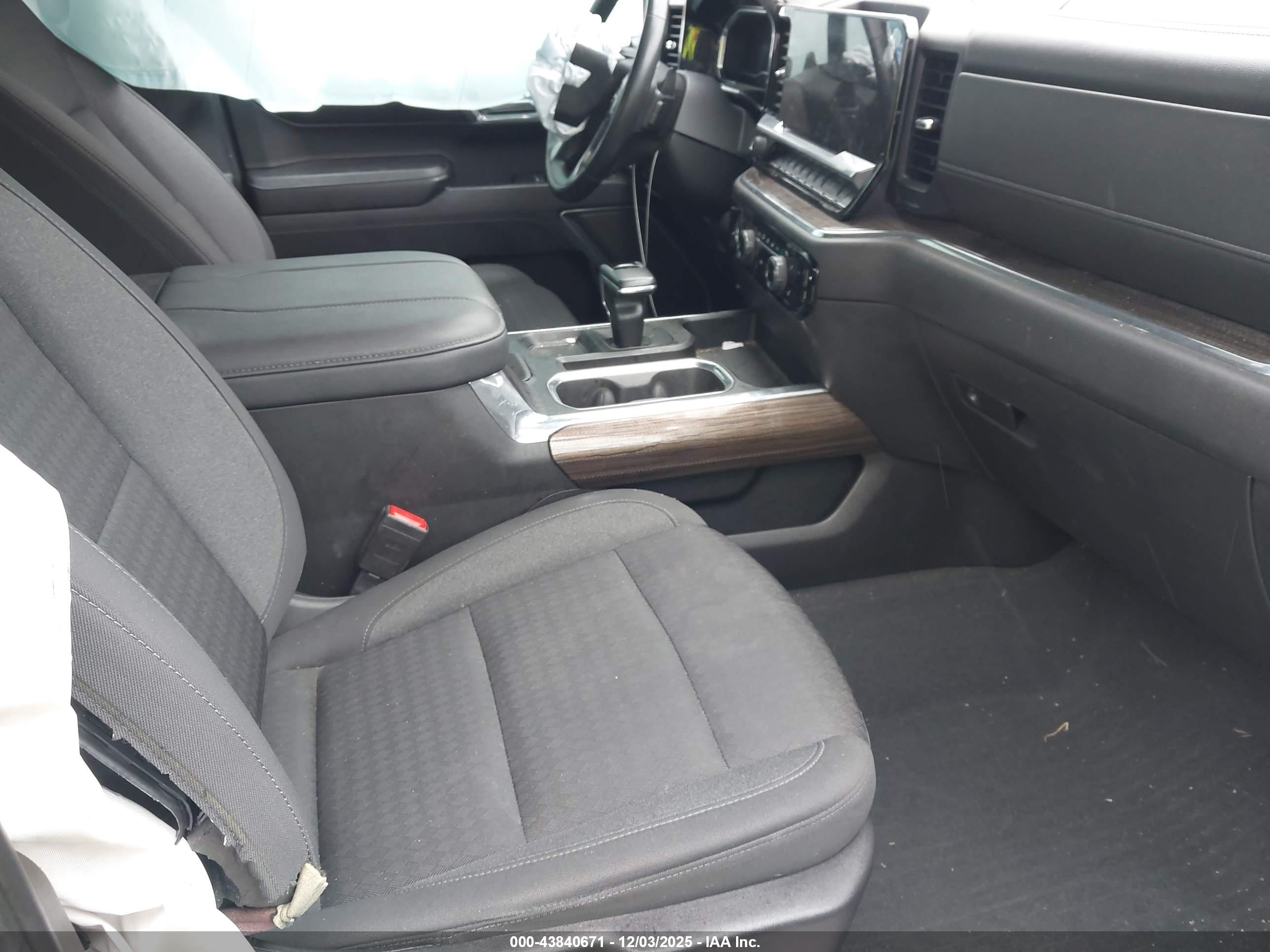 CHEVROLET SILVERADO image 5