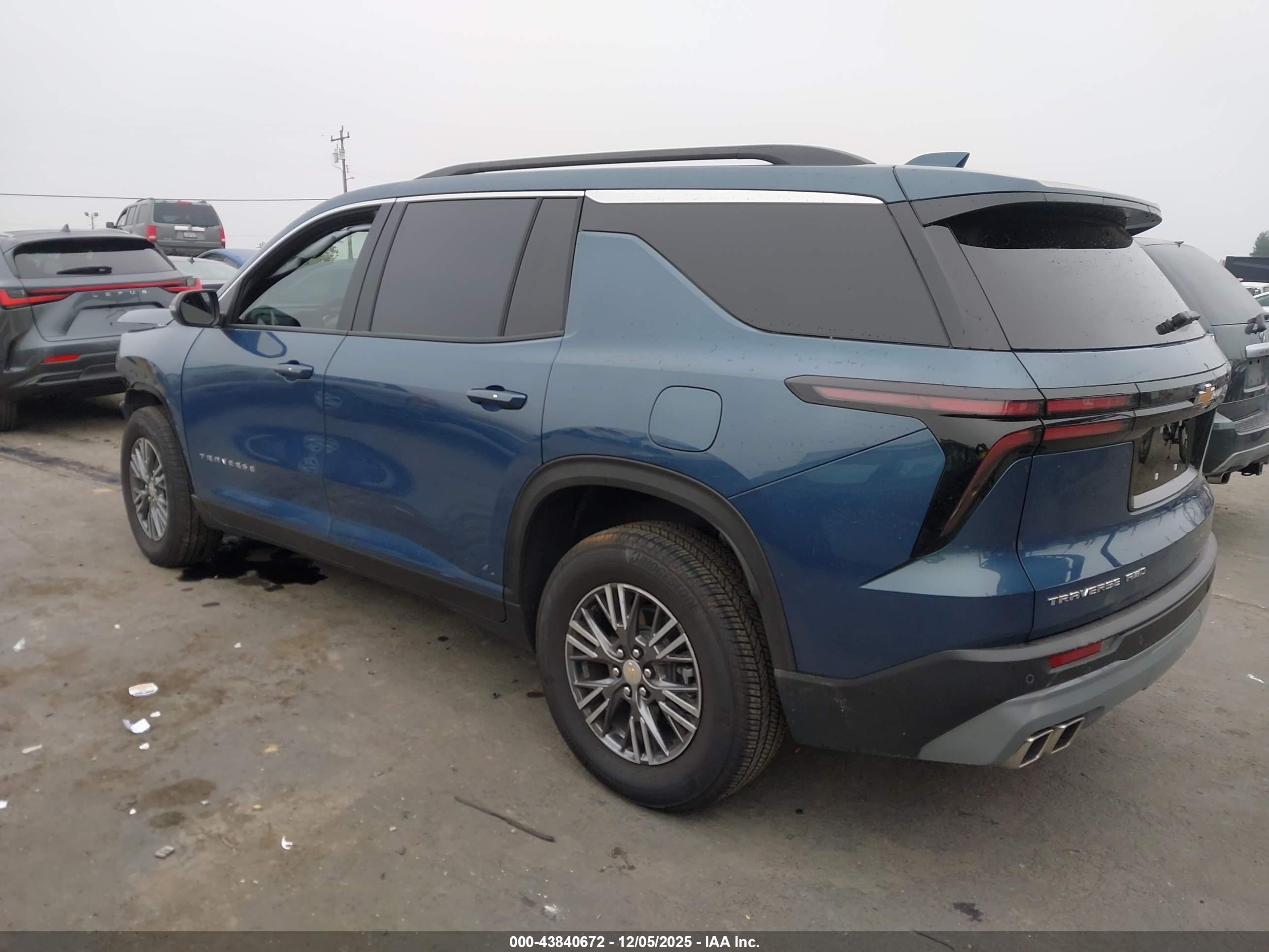 CHEVROLET TRAVERSE image 3