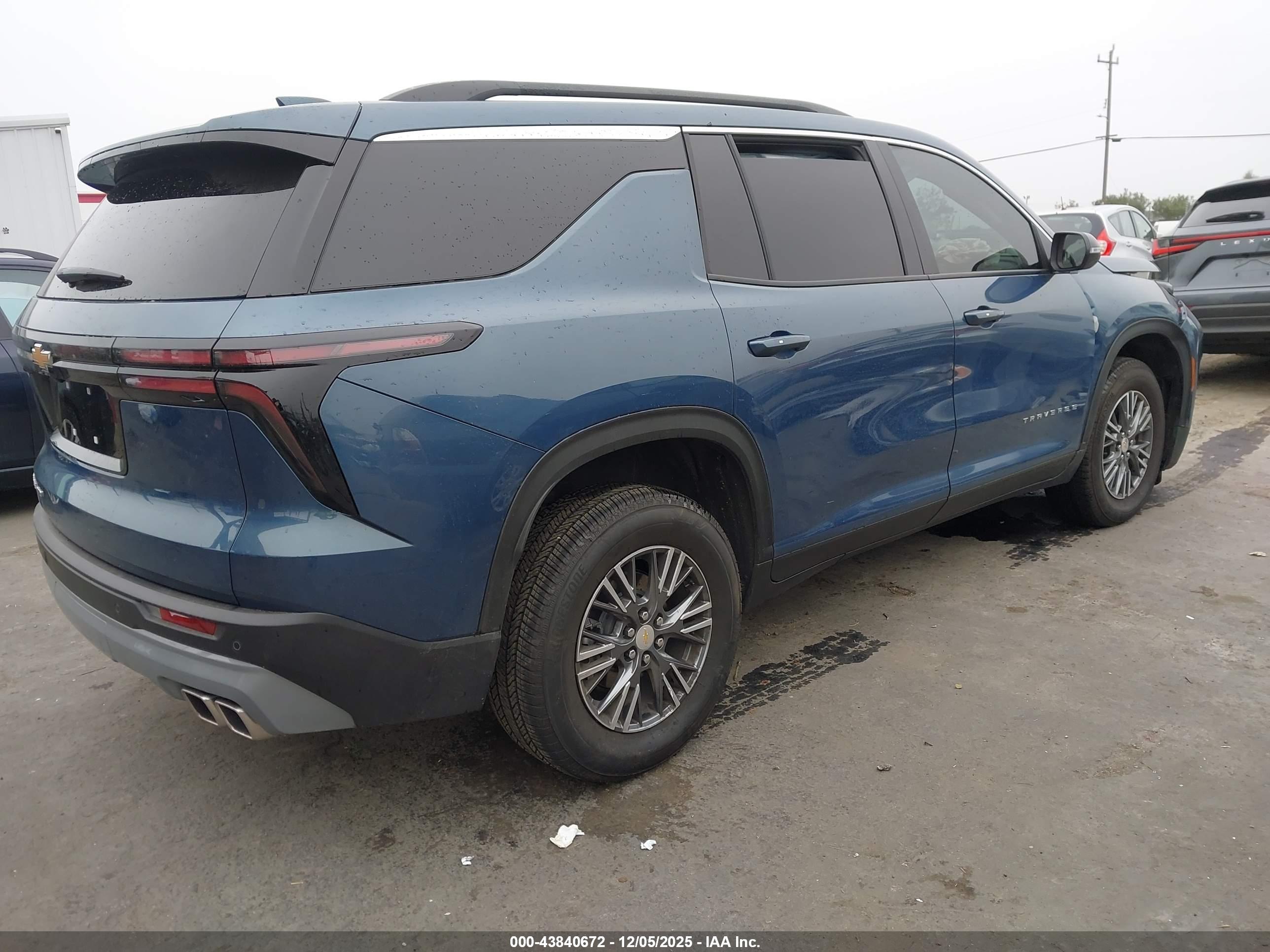 CHEVROLET TRAVERSE image 4