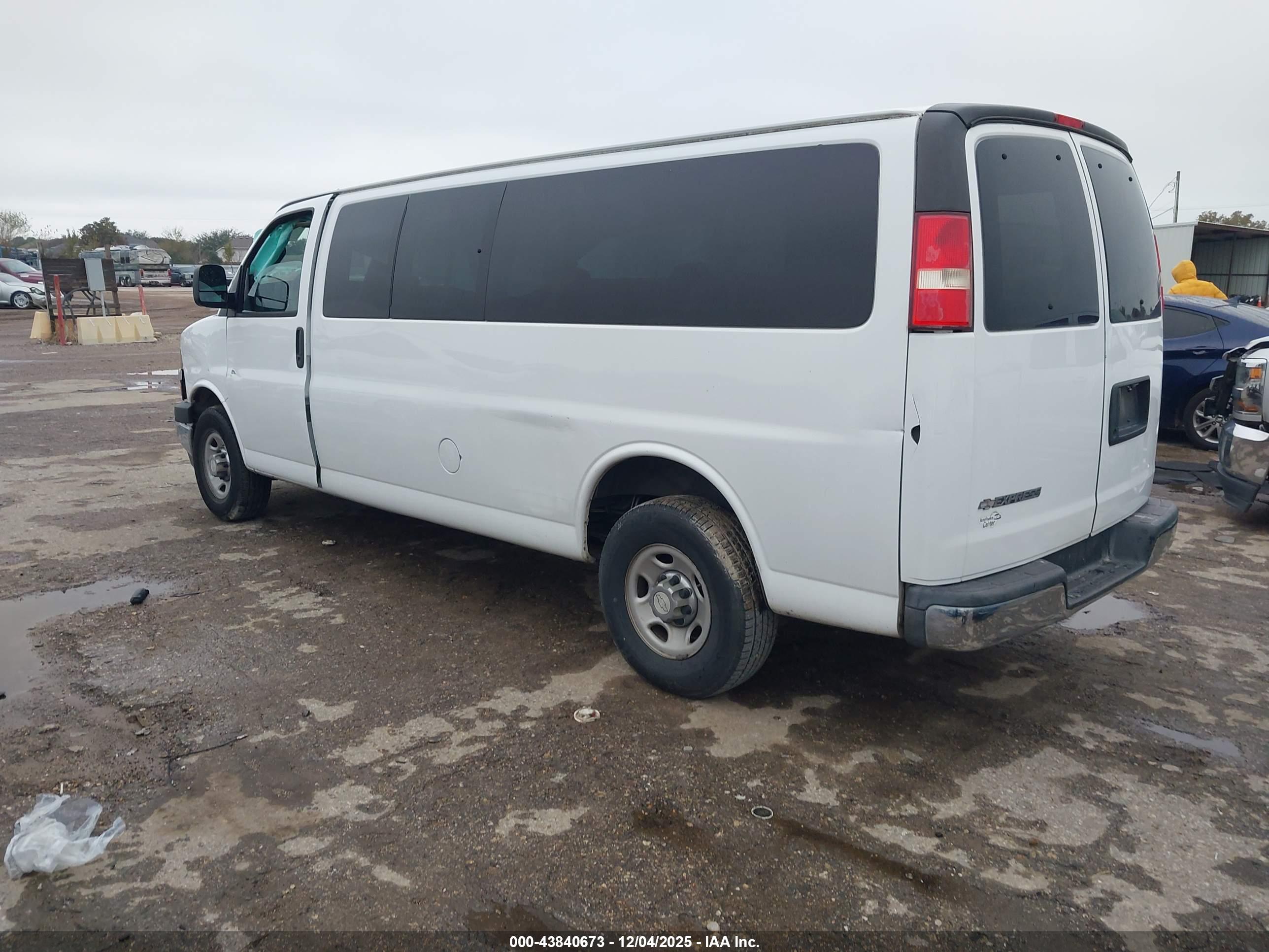 CHEVROLET EXPRESS image 3