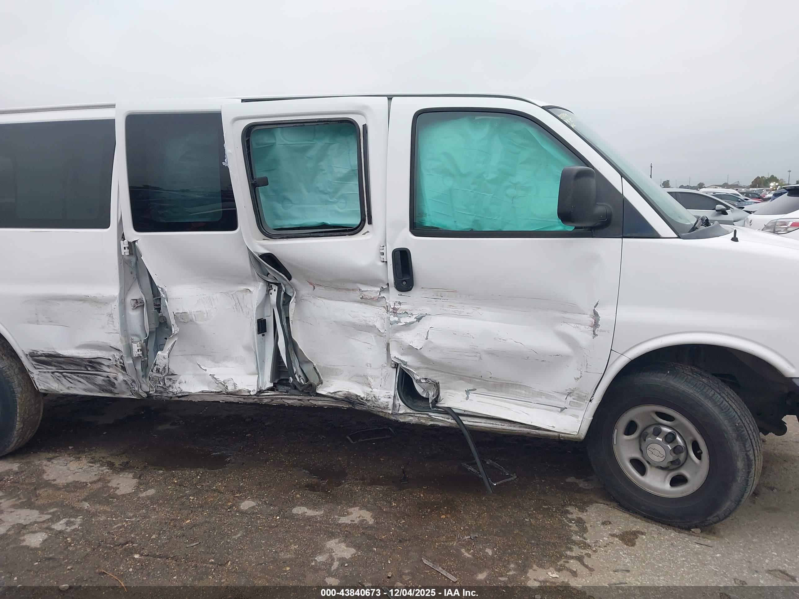 CHEVROLET EXPRESS image 6