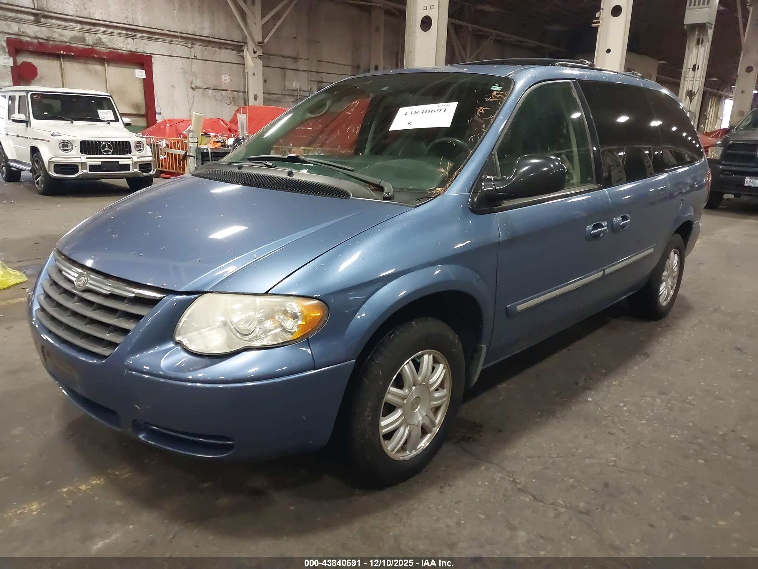 CHRYSLER TOWN image 2