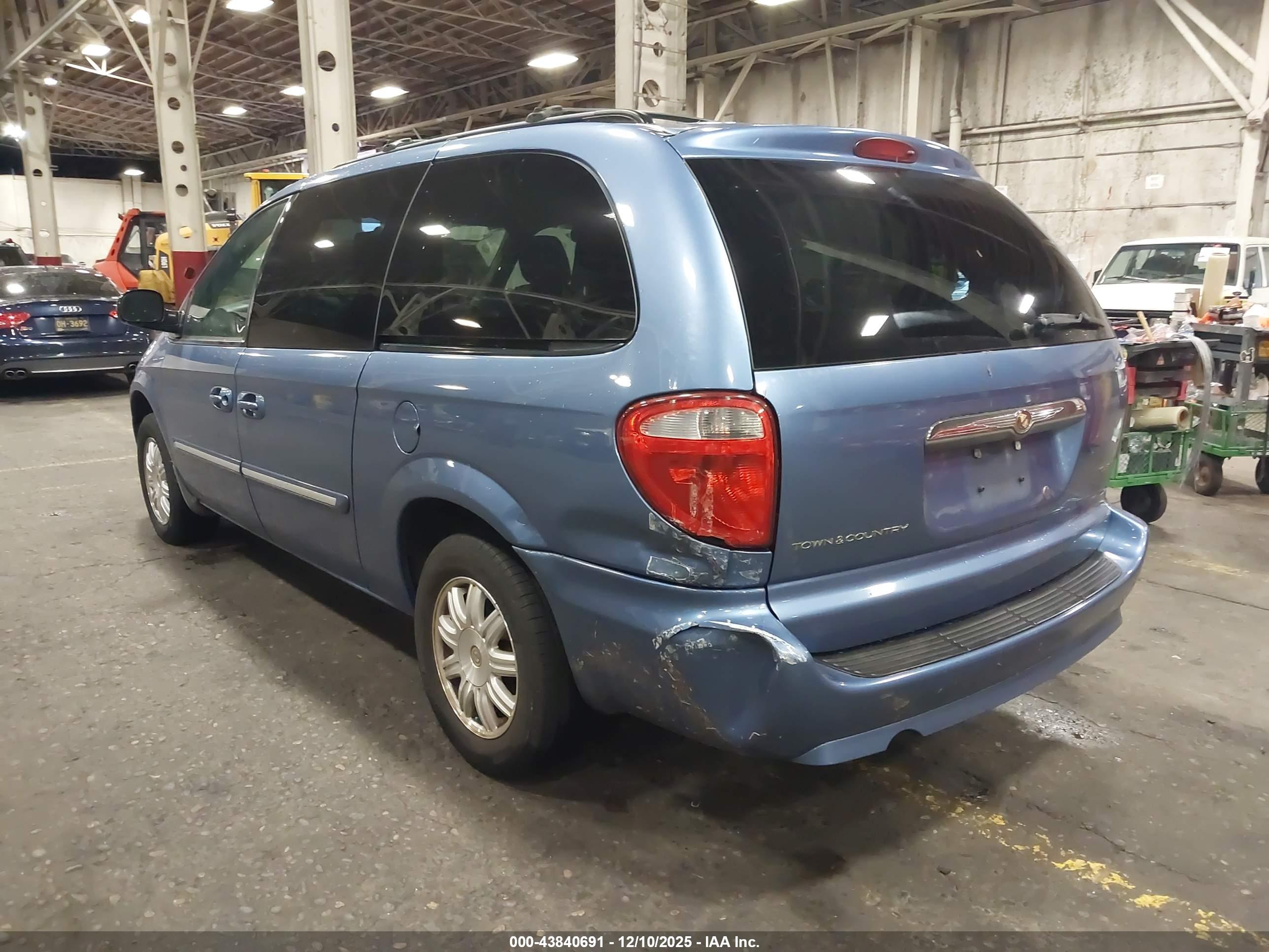 CHRYSLER TOWN image 3
