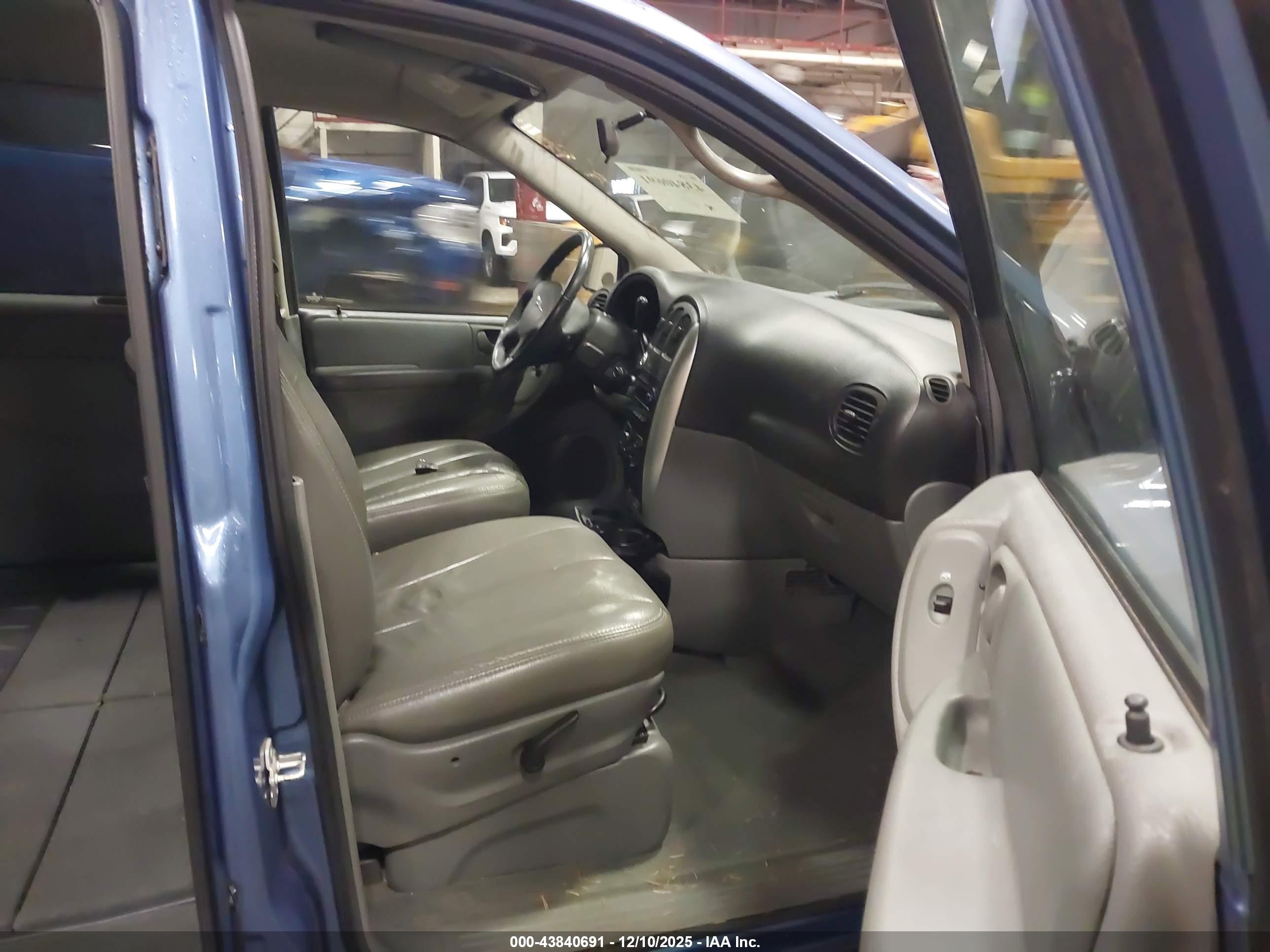 CHRYSLER TOWN image 5