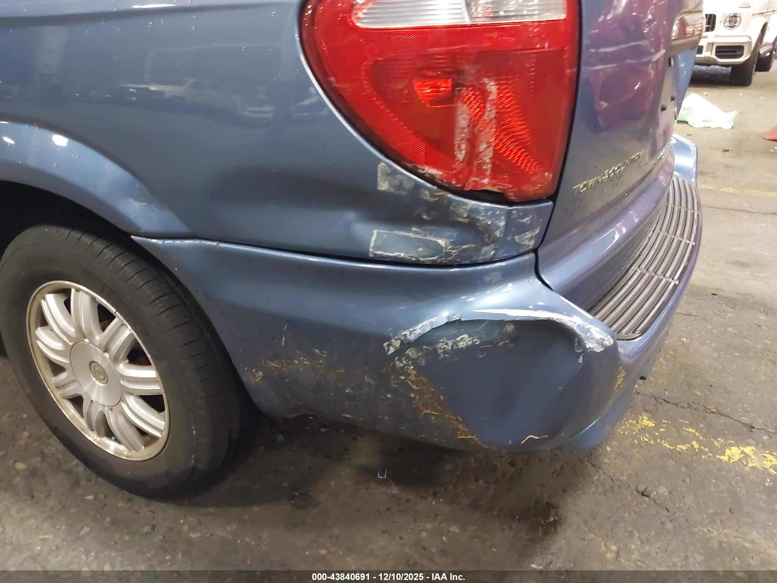 CHRYSLER TOWN image 6