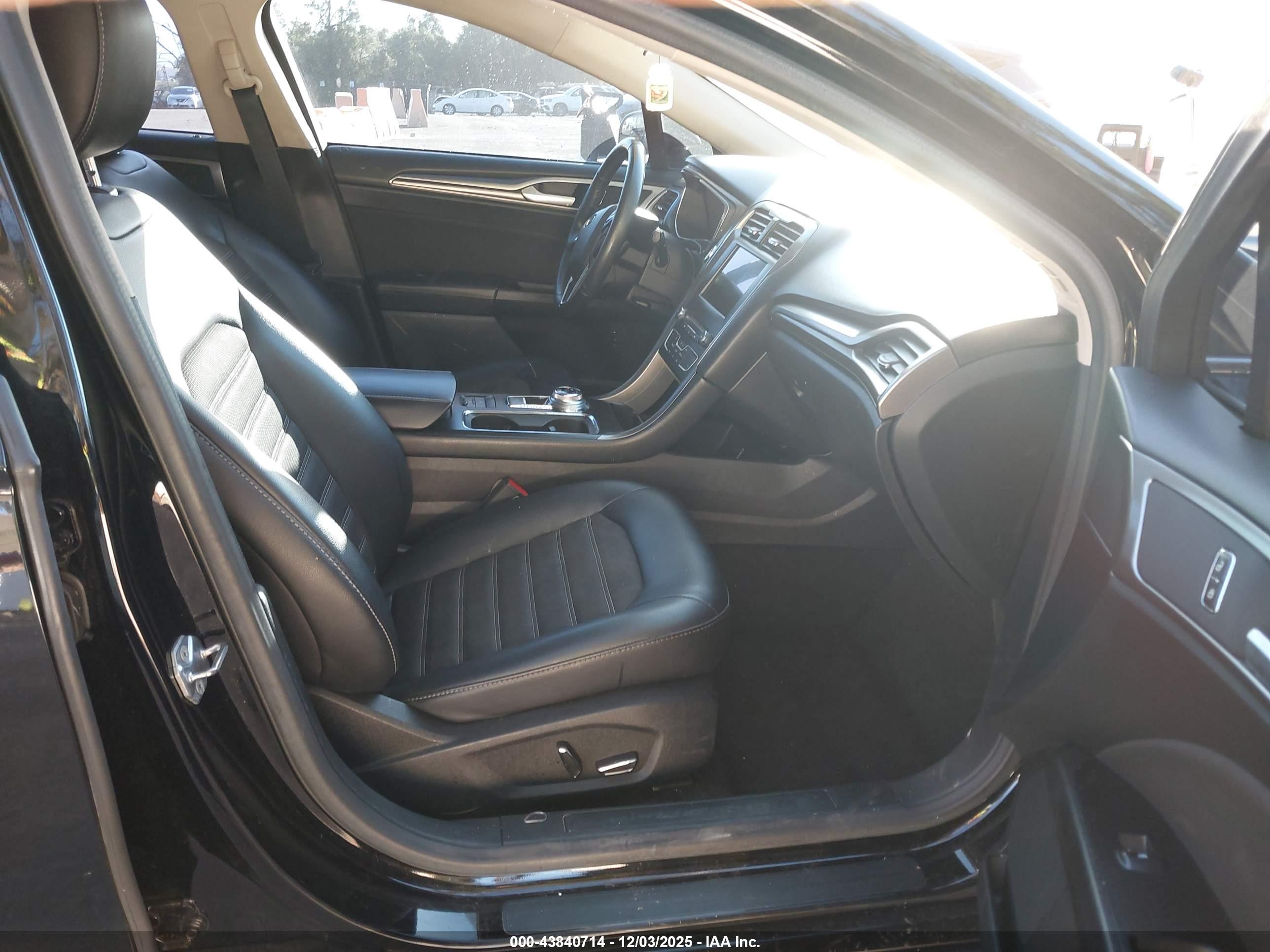 FORD FUSION image 5