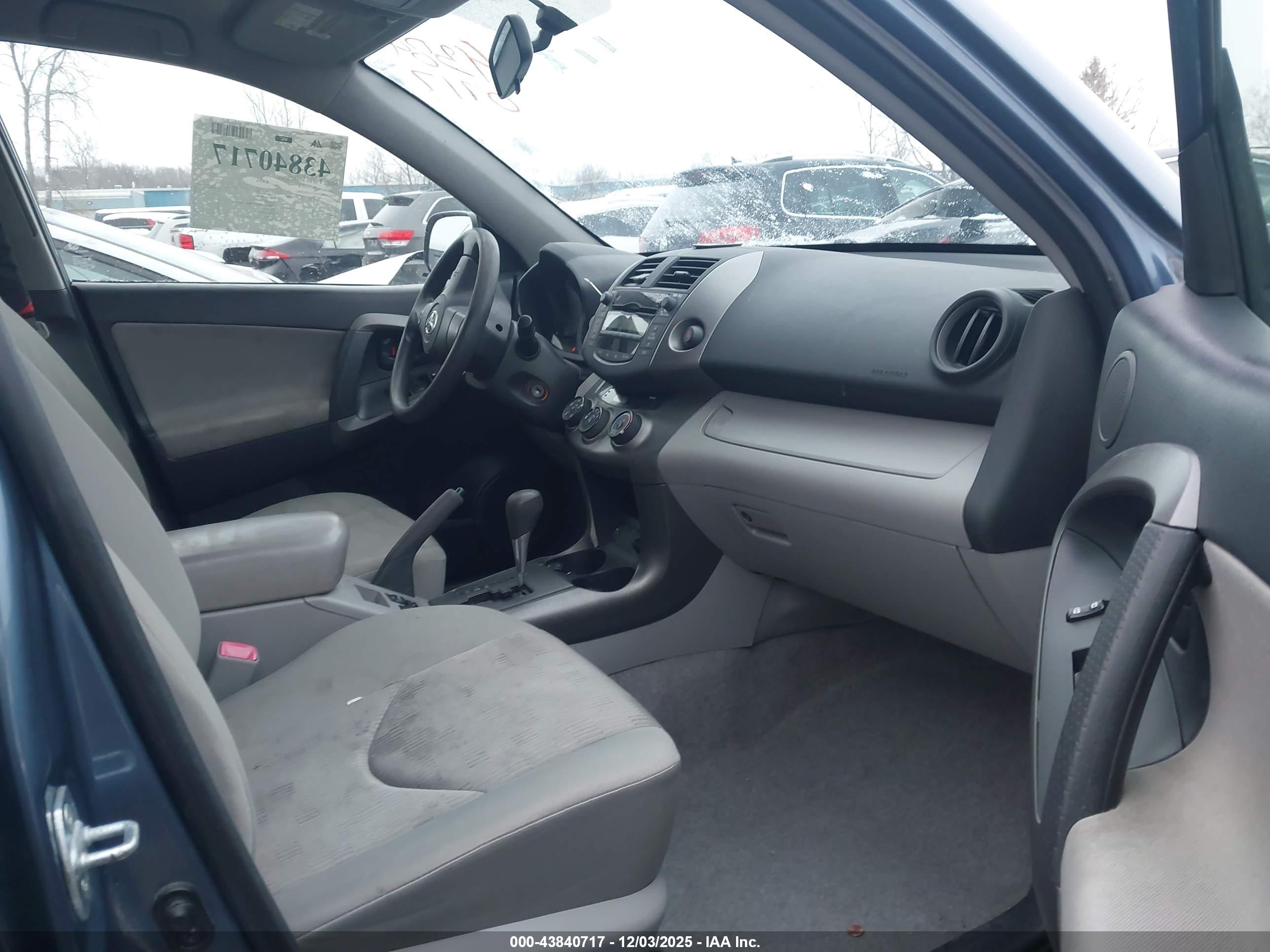 TOYOTA RAV4 image 5