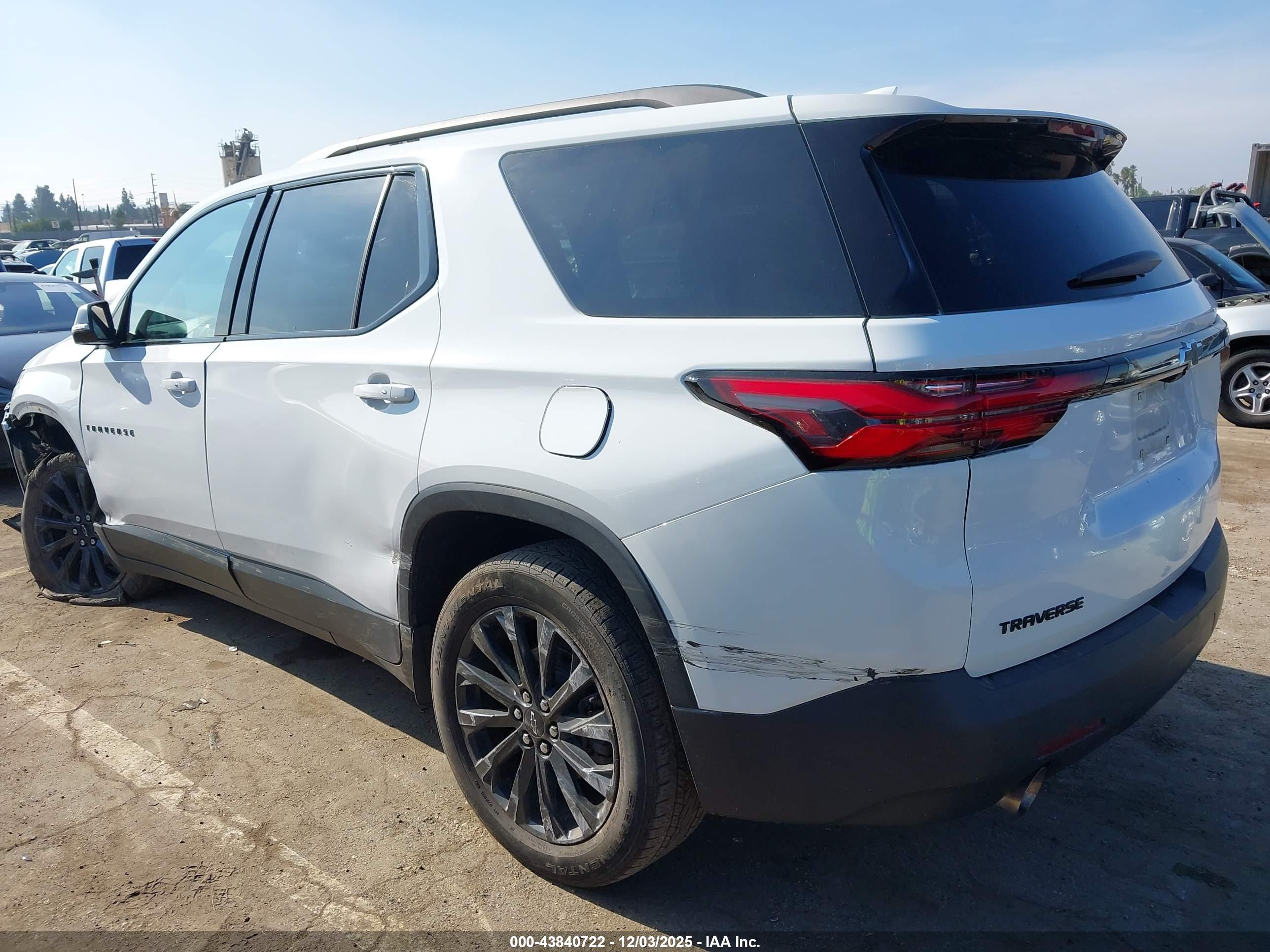 CHEVROLET TRAVERSE image 3