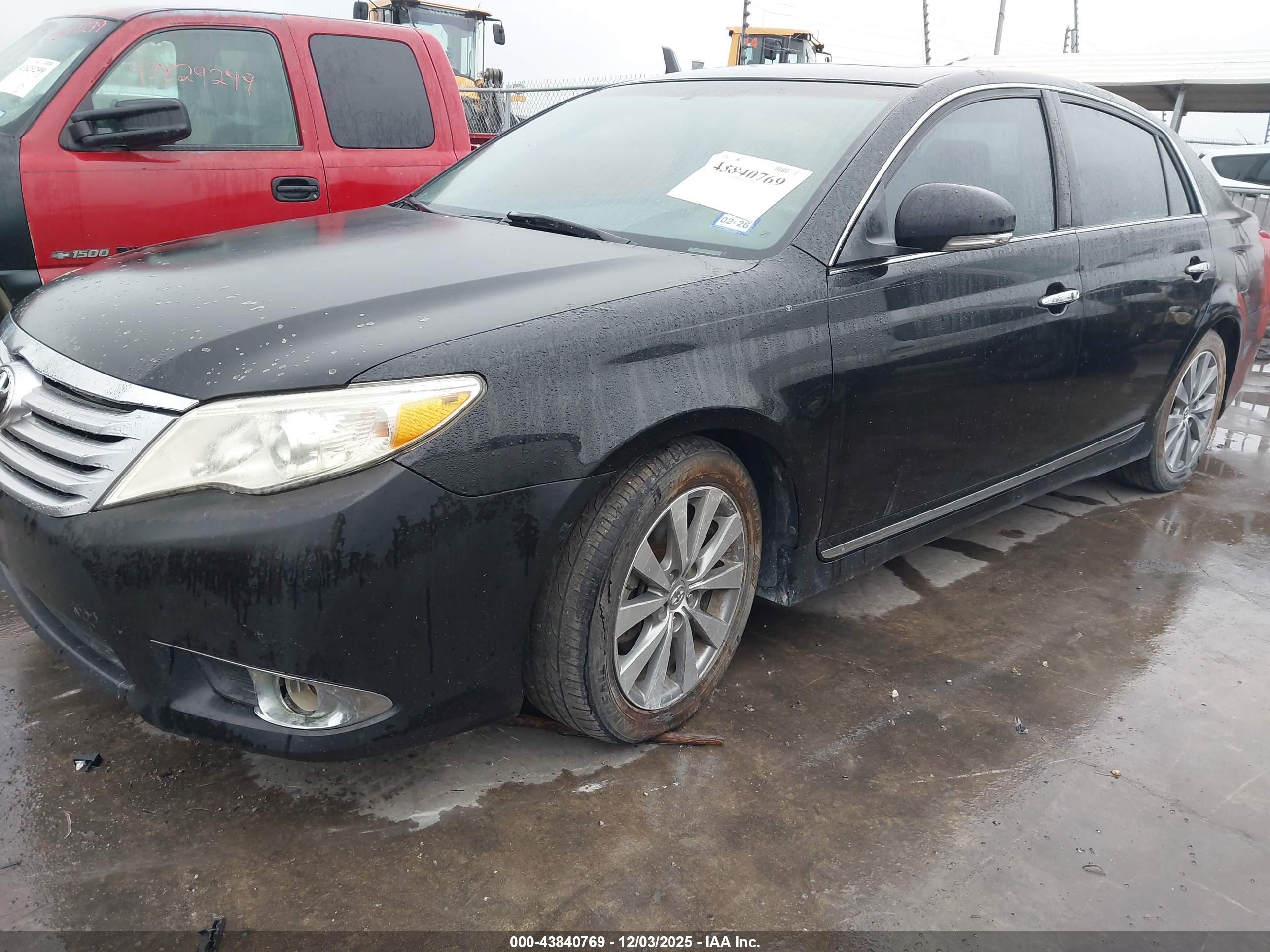 TOYOTA AVALON image 2
