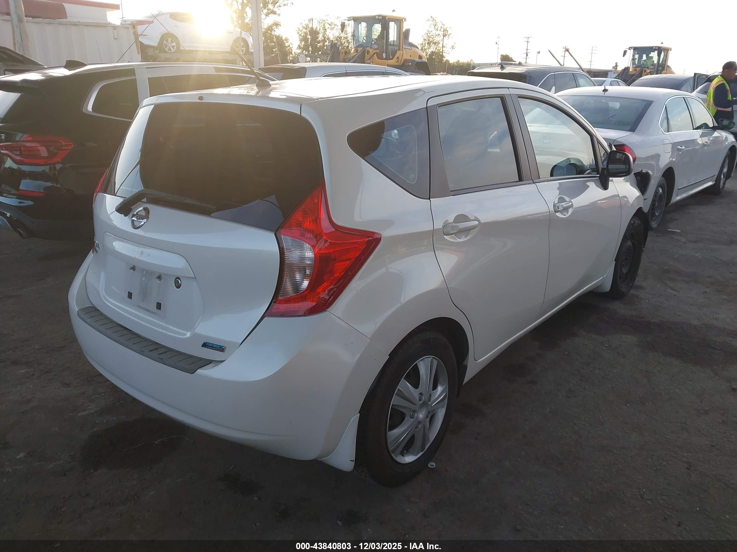 NISSAN VERSA image 4