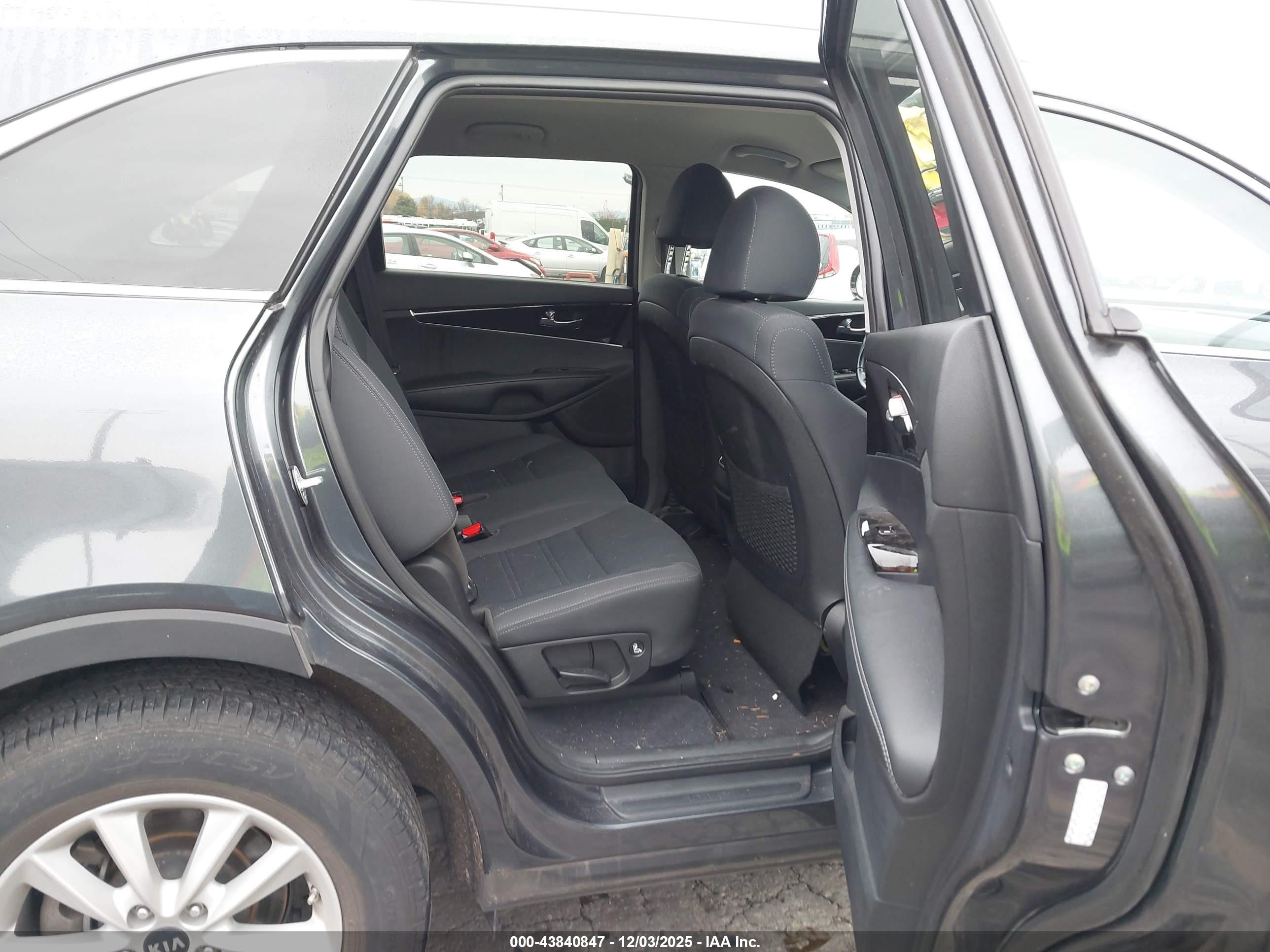 KIA SORENTO image 8