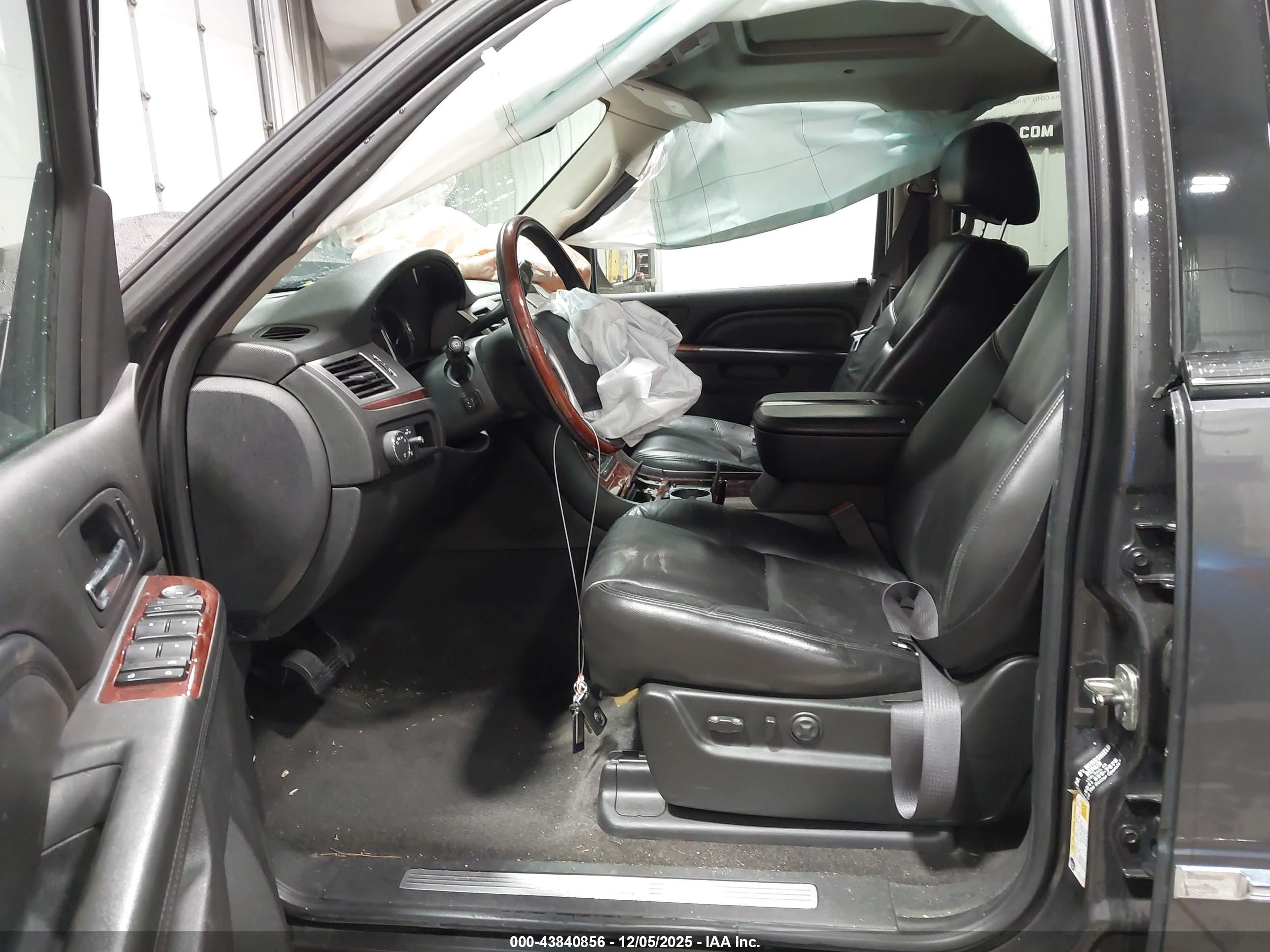 CADILLAC ESCALADE image 5