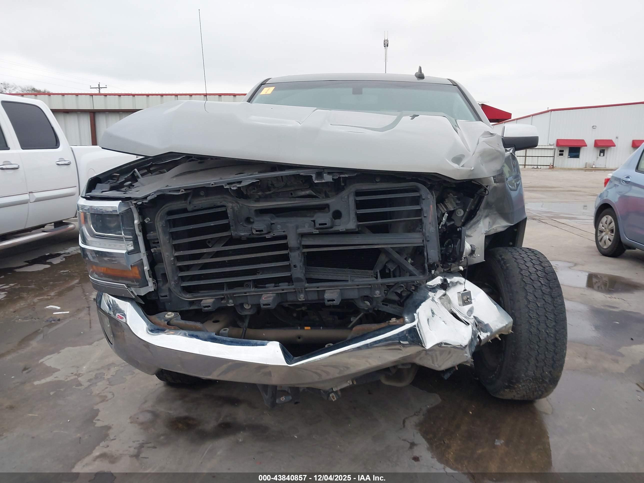 CHEVROLET SILVERADO image 6