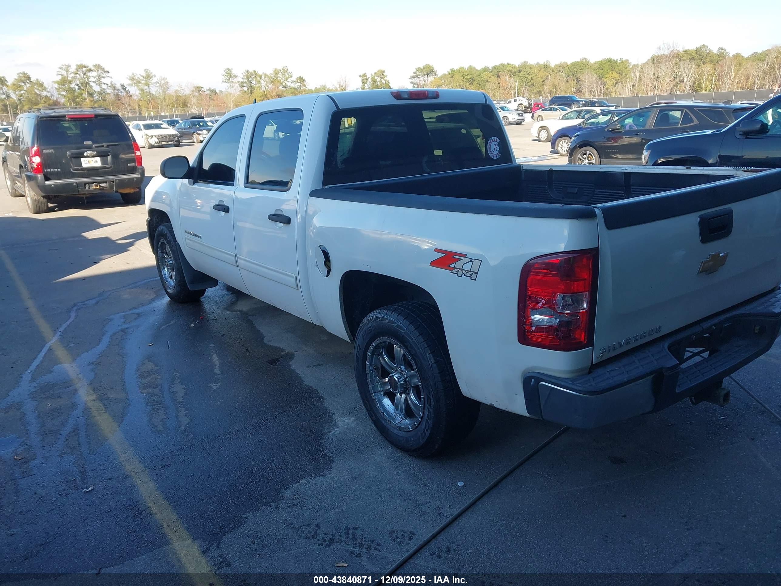 CHEVROLET SILVERADO image 3