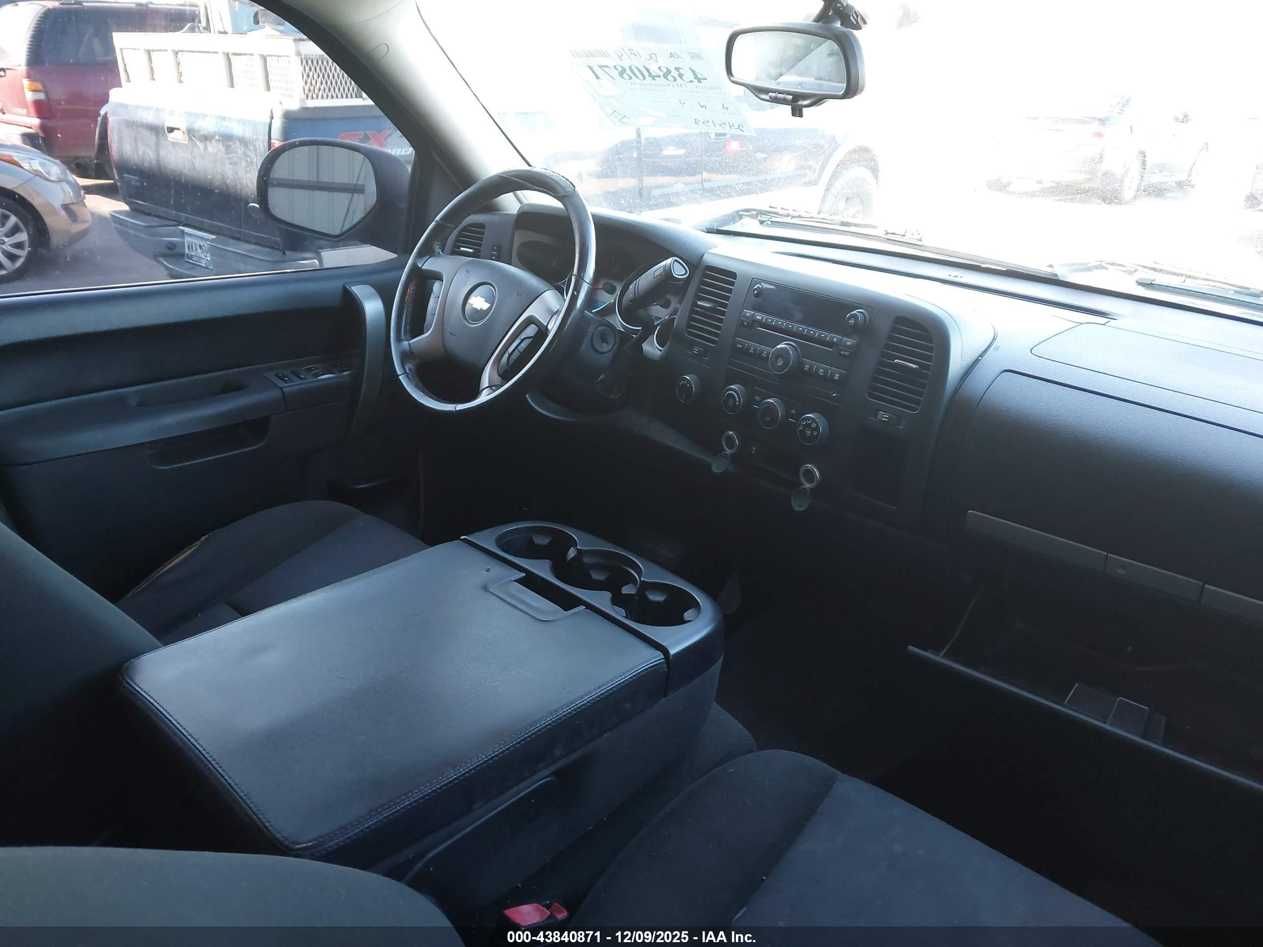 CHEVROLET SILVERADO image 5