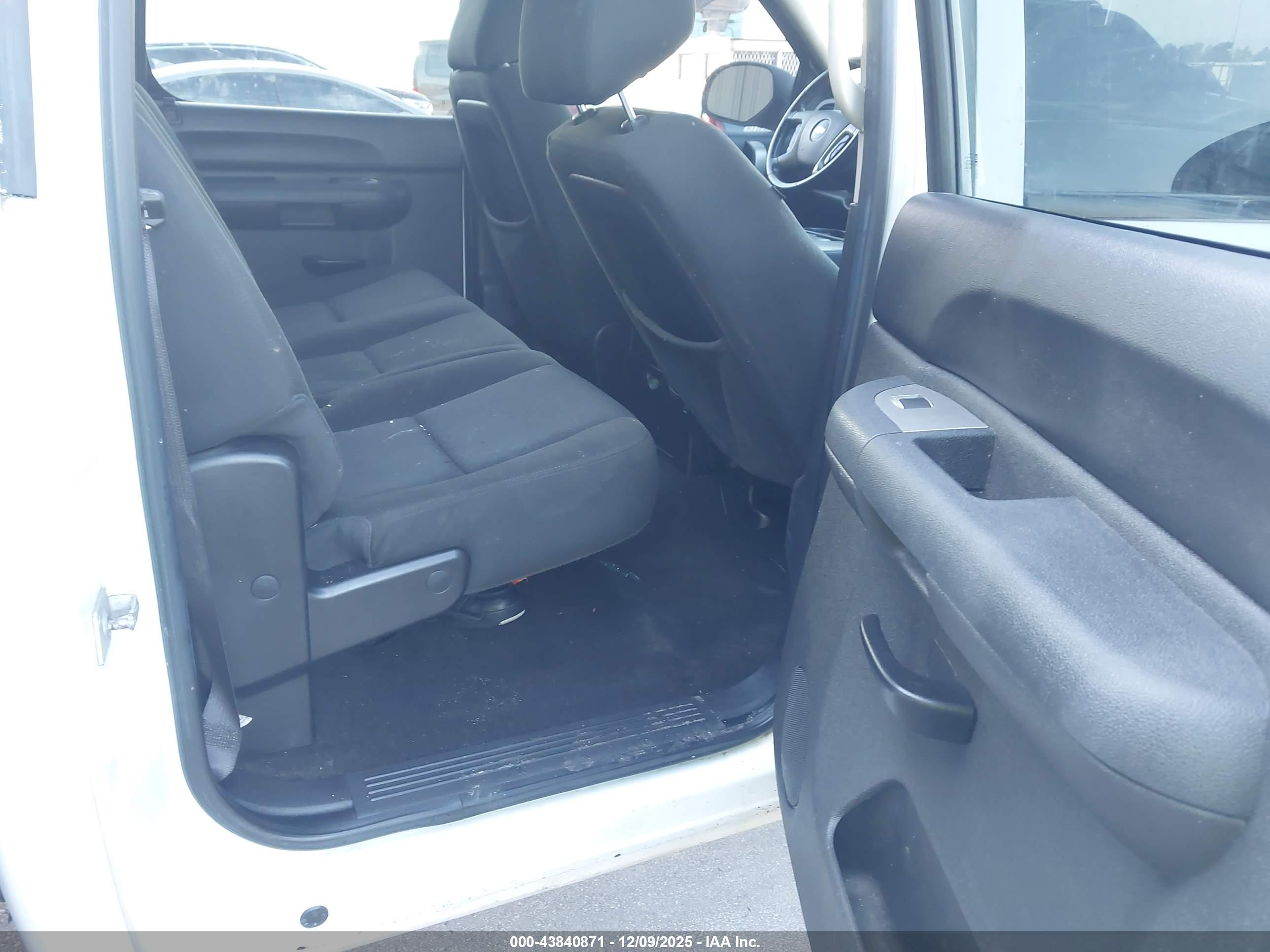 CHEVROLET SILVERADO image 8