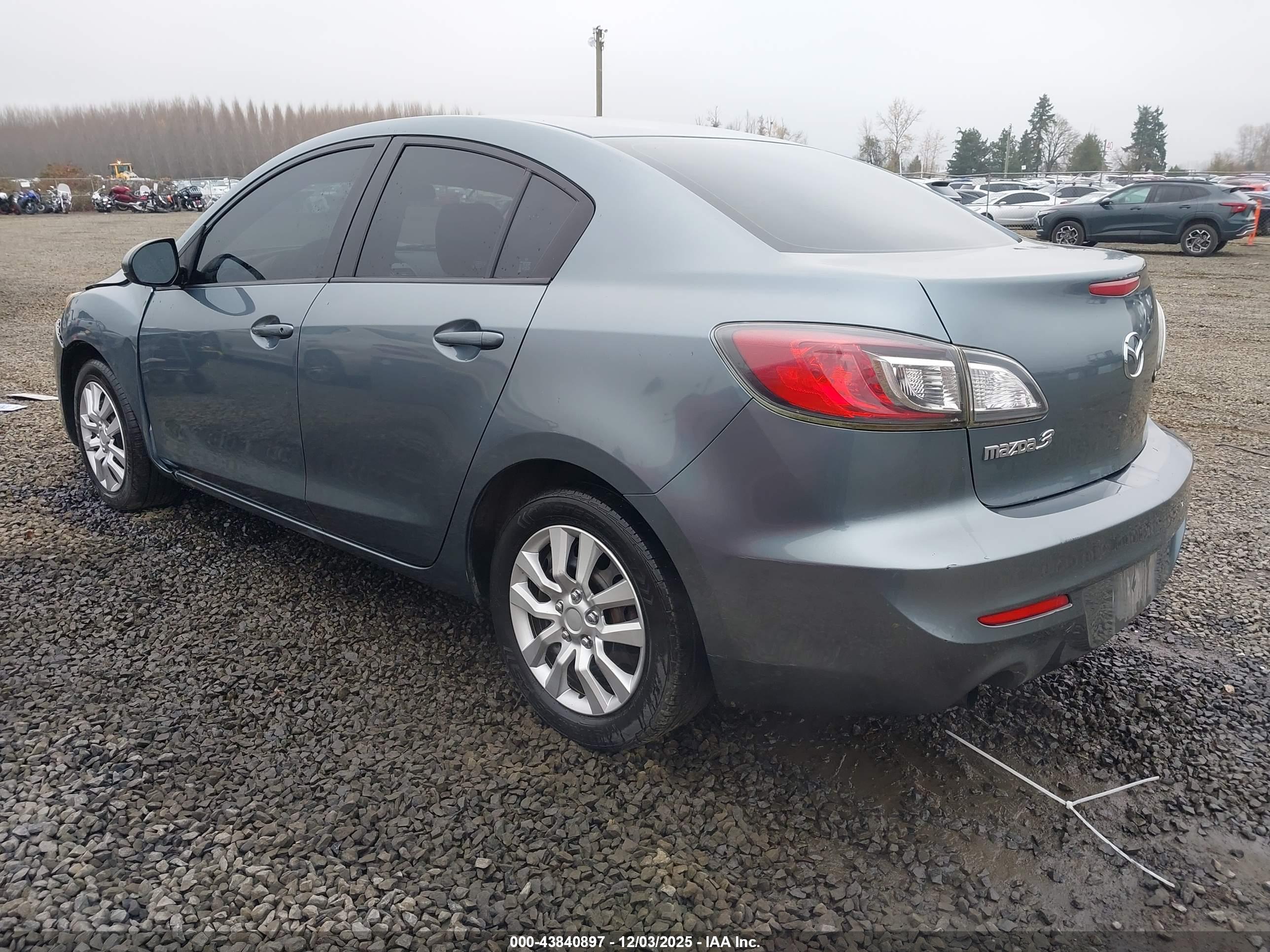 MAZDA MAZDA3 image 3