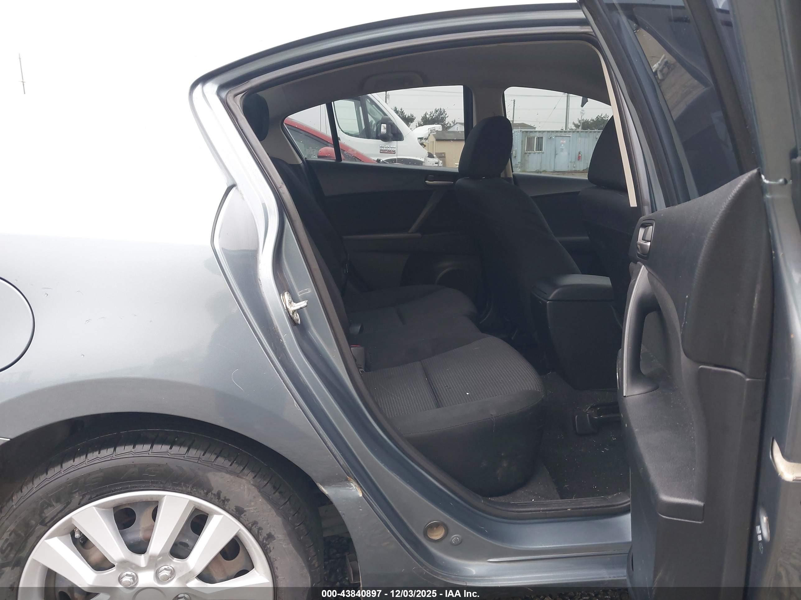 MAZDA MAZDA3 image 8
