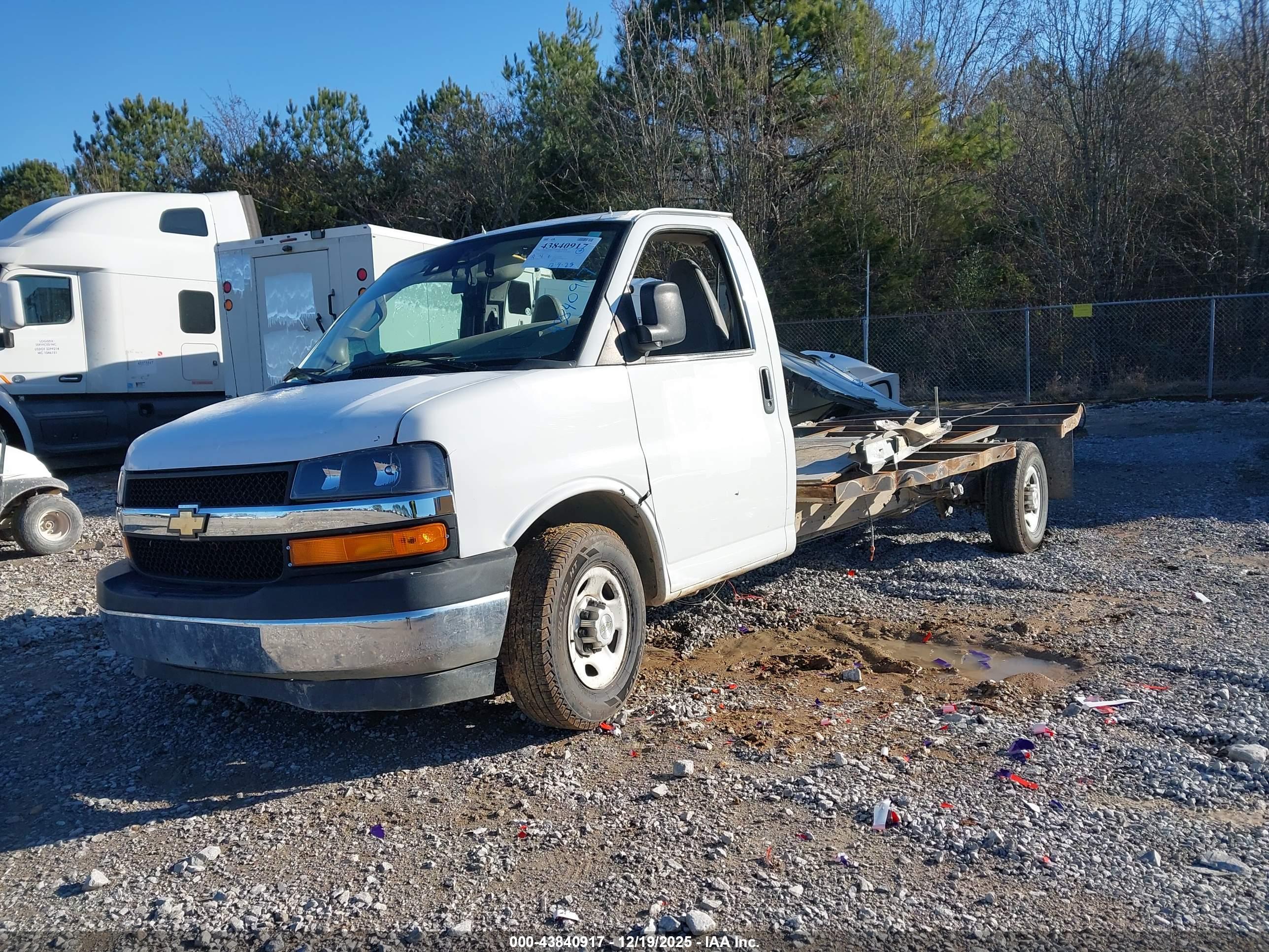 CHEVROLET EXPRESS image 2