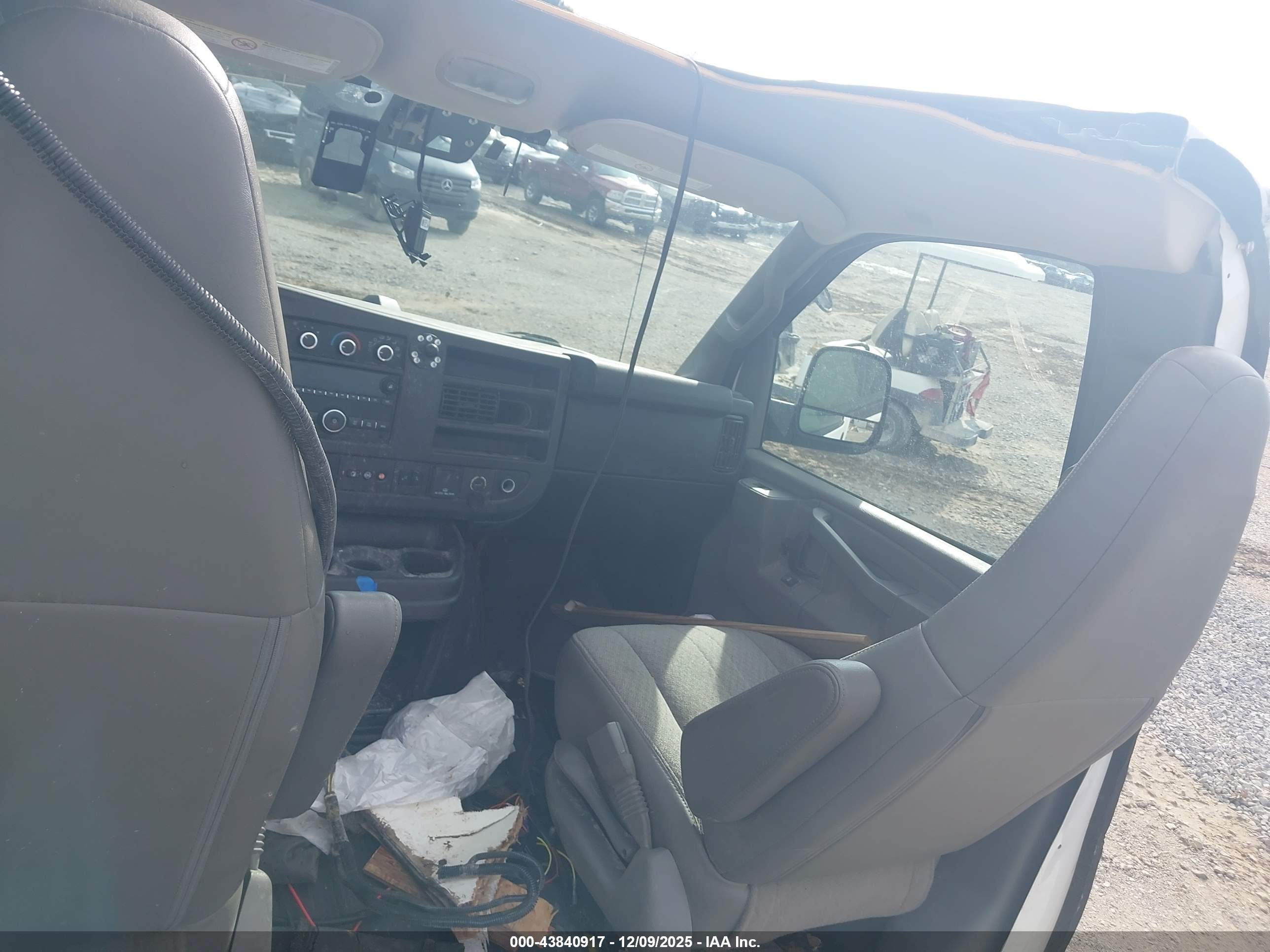 CHEVROLET EXPRESS image 7