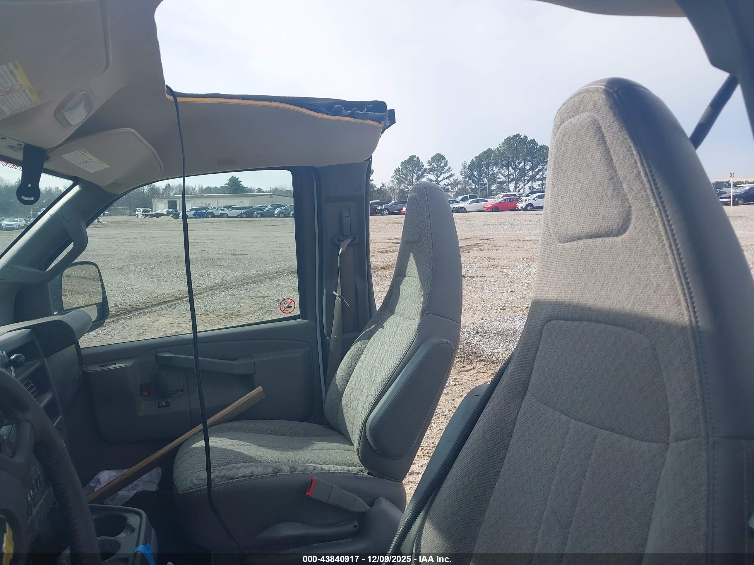 CHEVROLET EXPRESS image 8