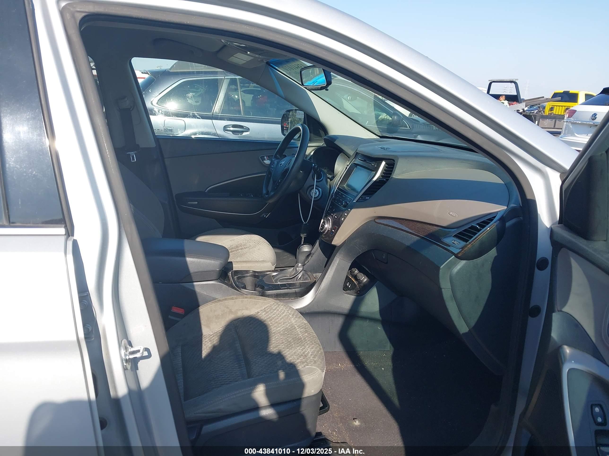 HYUNDAI SANTA image 5