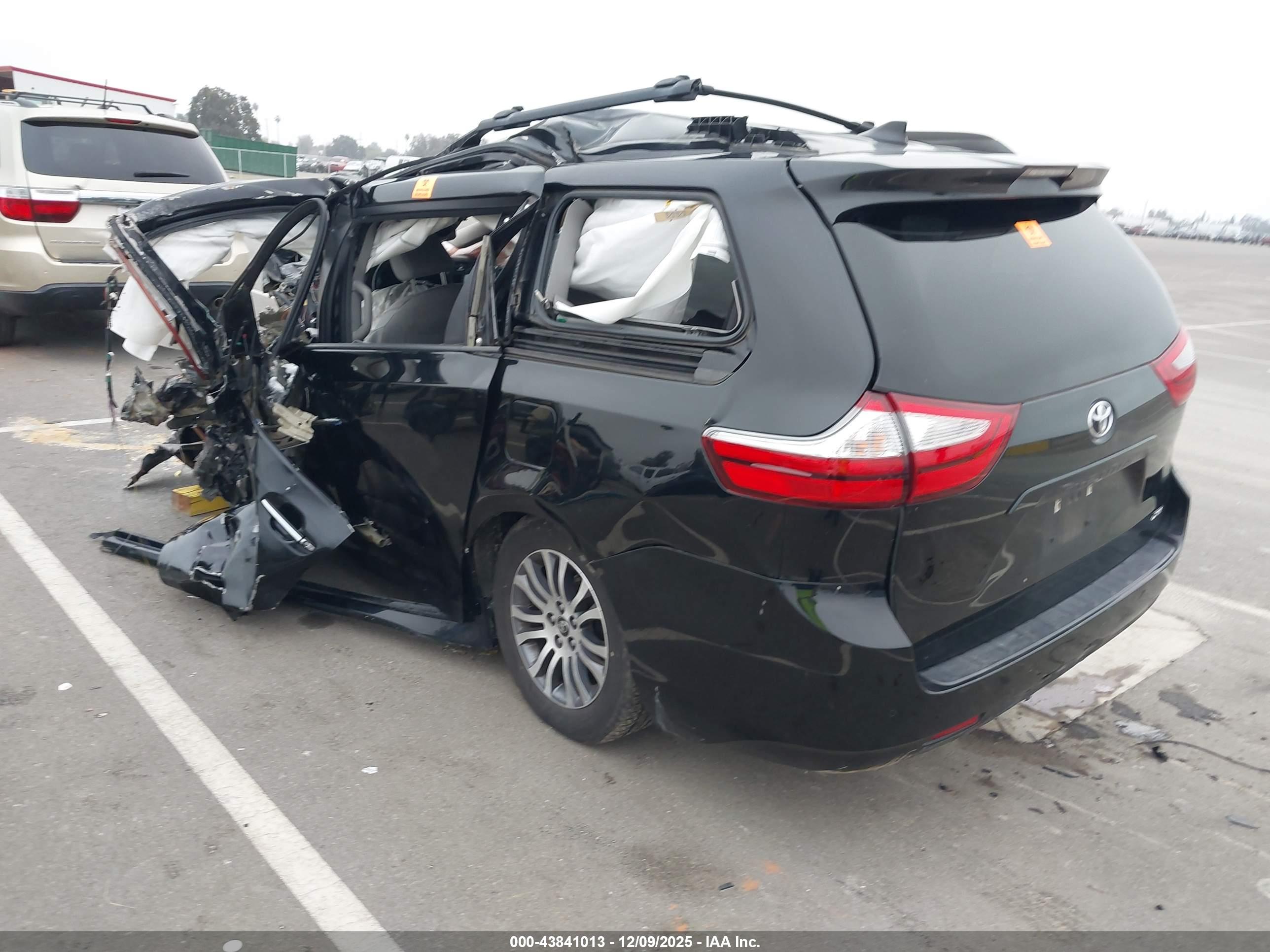 TOYOTA SIENNA image 3
