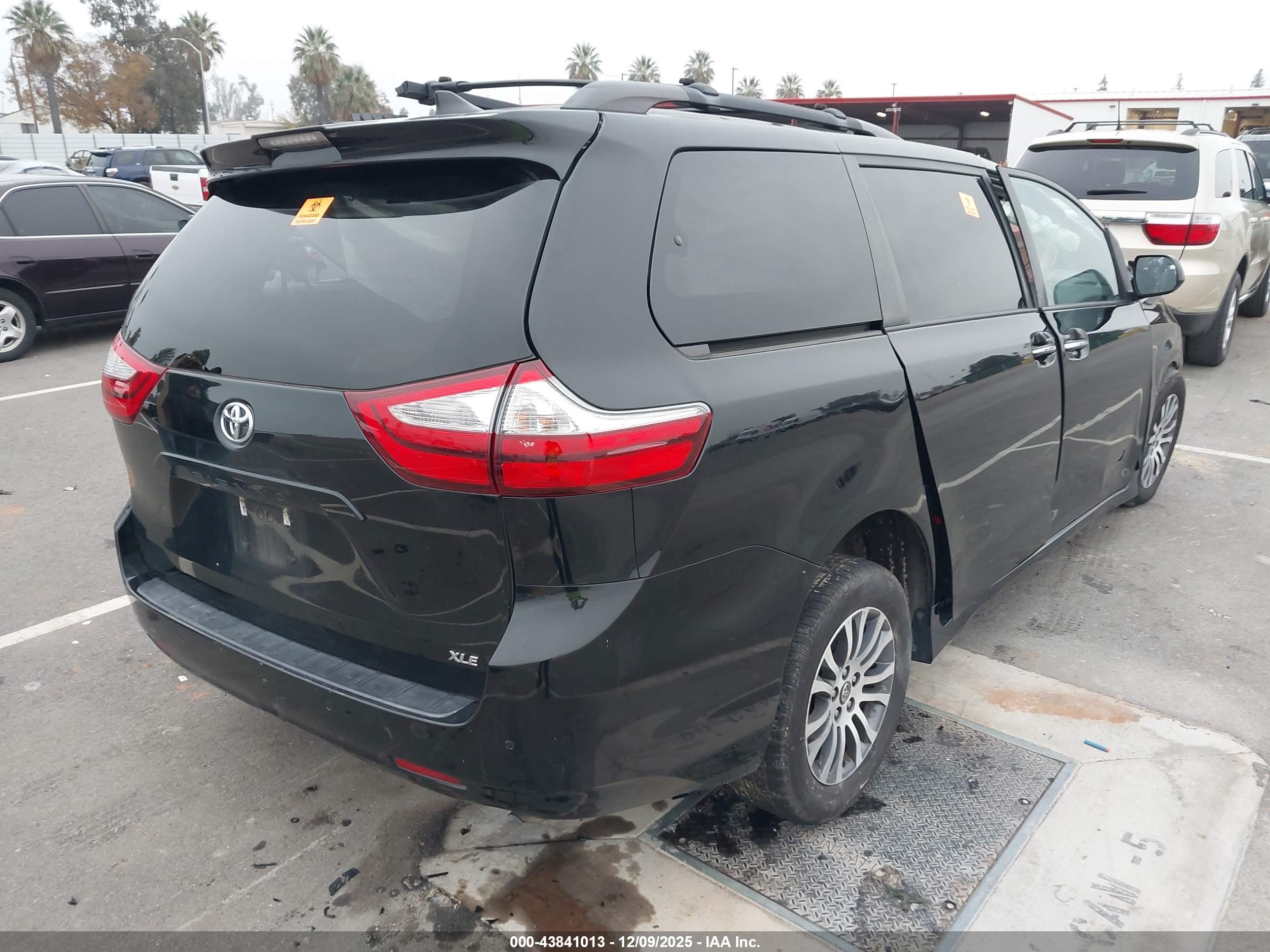 TOYOTA SIENNA image 4