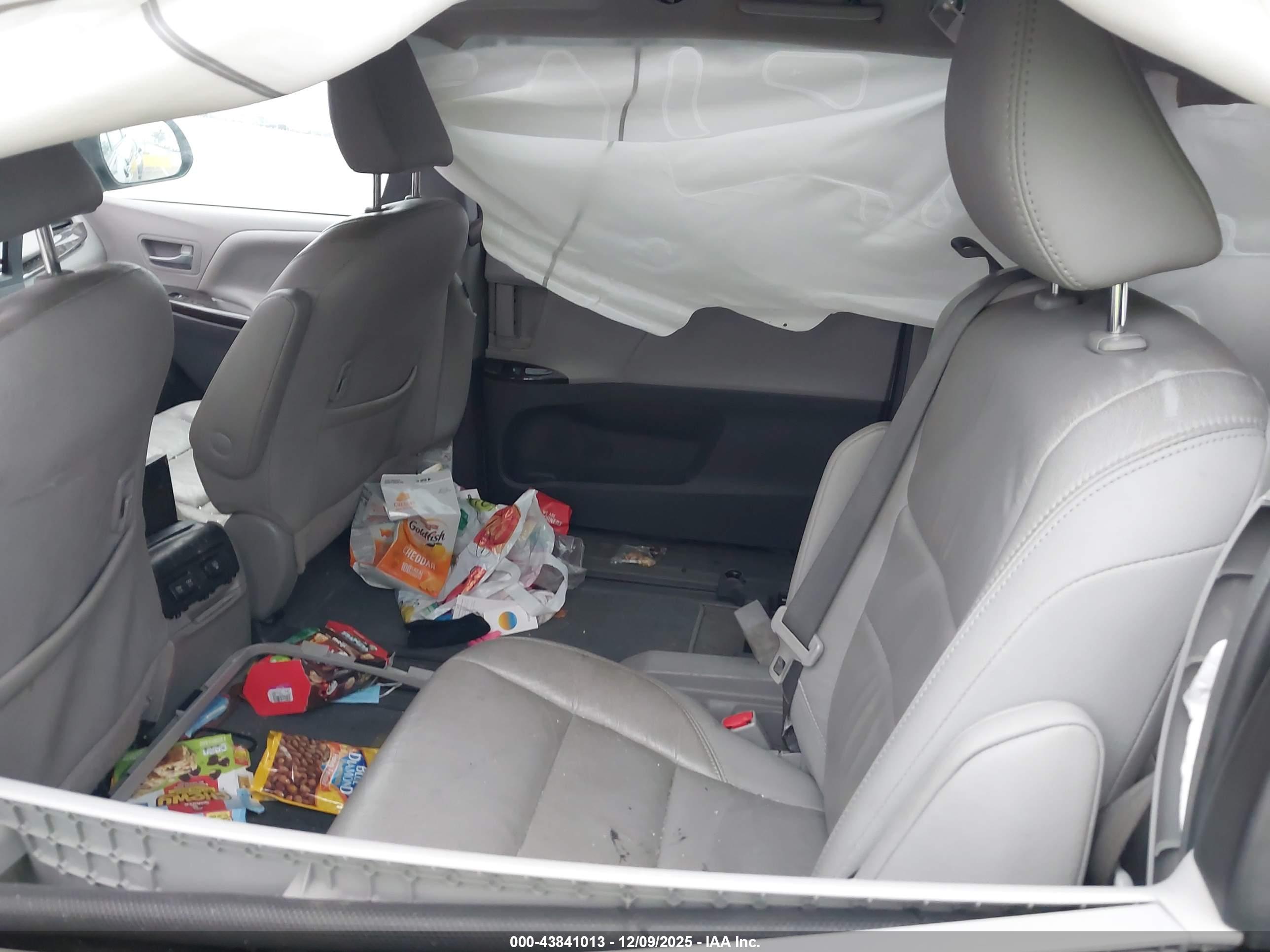 TOYOTA SIENNA image 8
