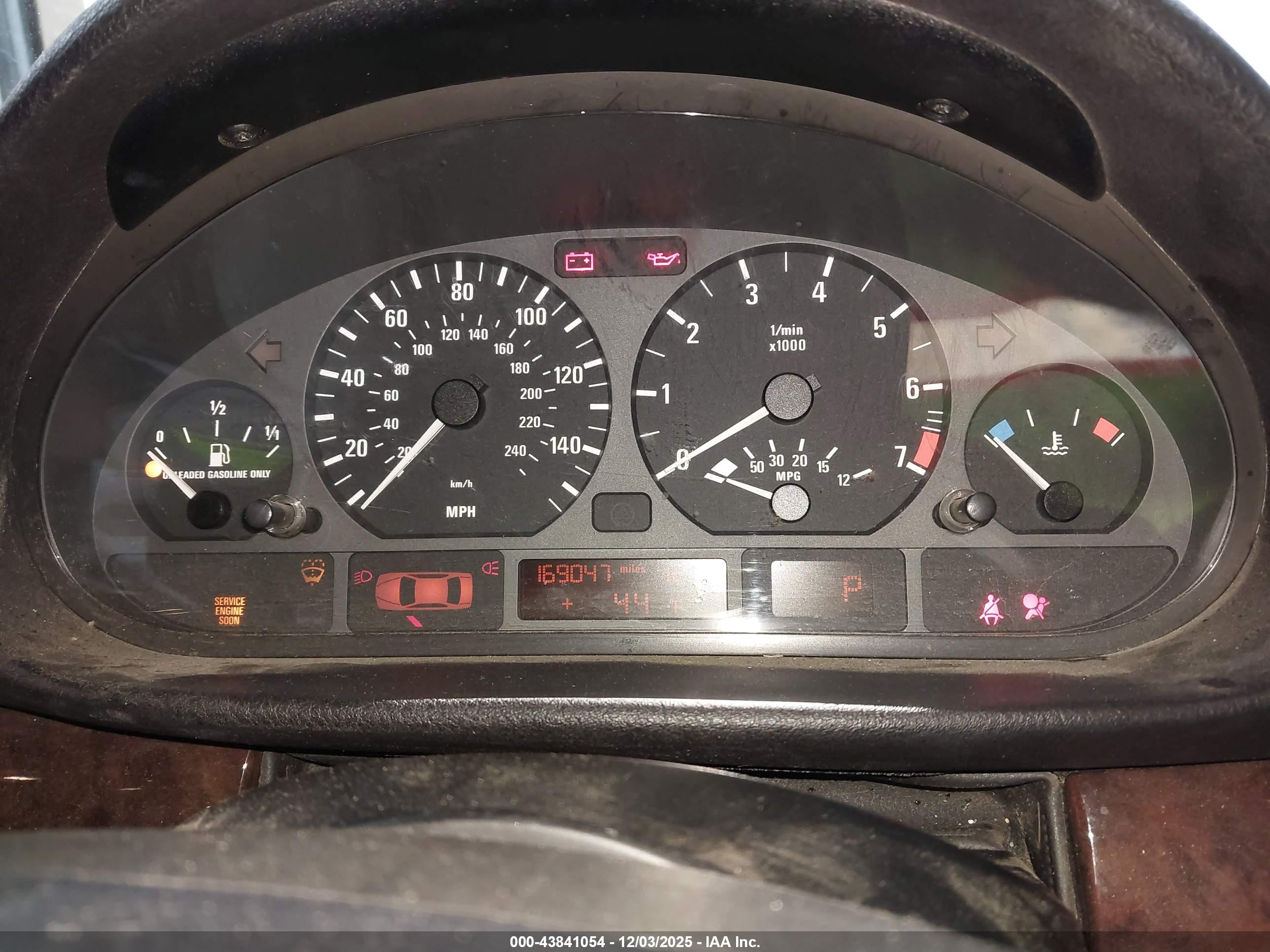 BMW 325XI image 7
