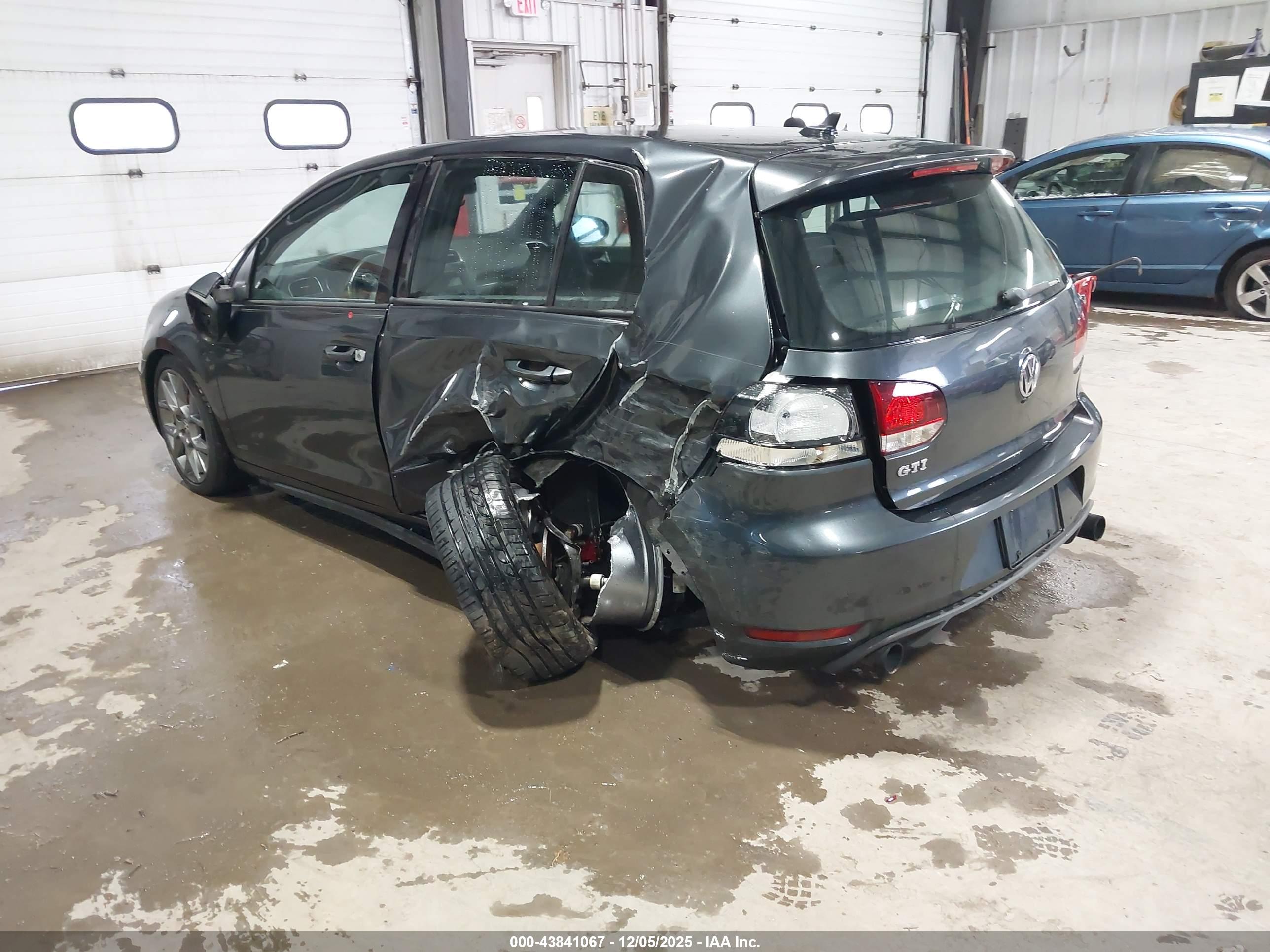 VOLKSWAGEN GTI image 3