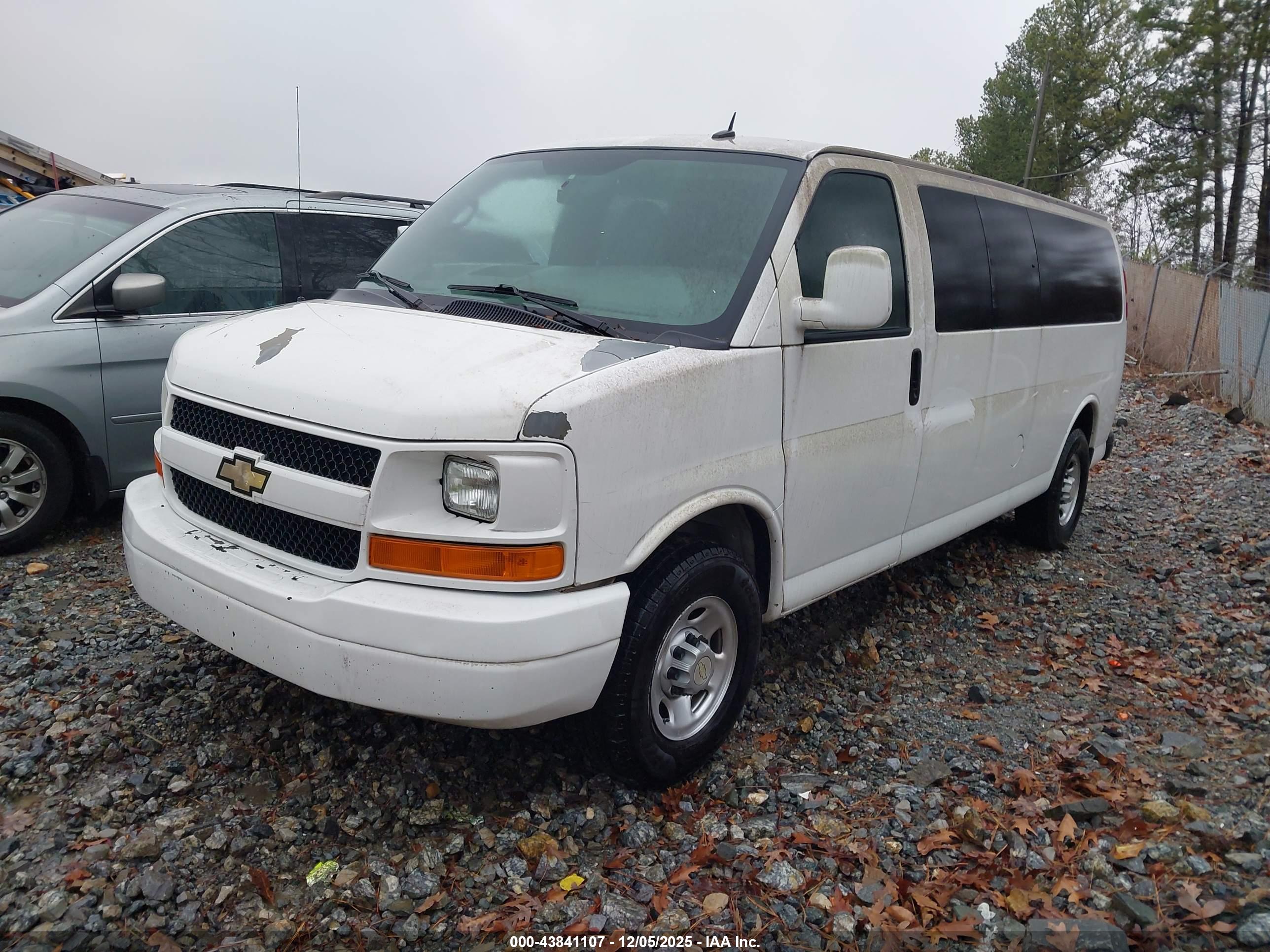 CHEVROLET EXPRESS image 2