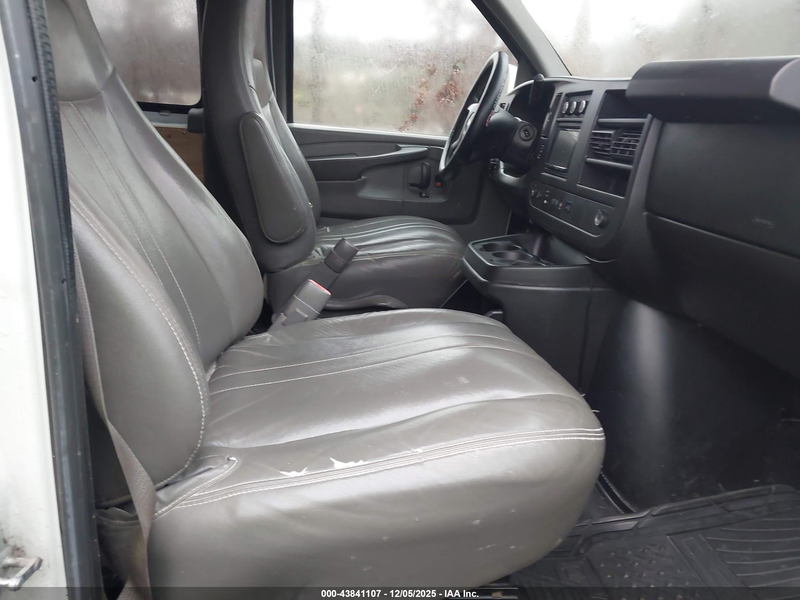 CHEVROLET EXPRESS image 5