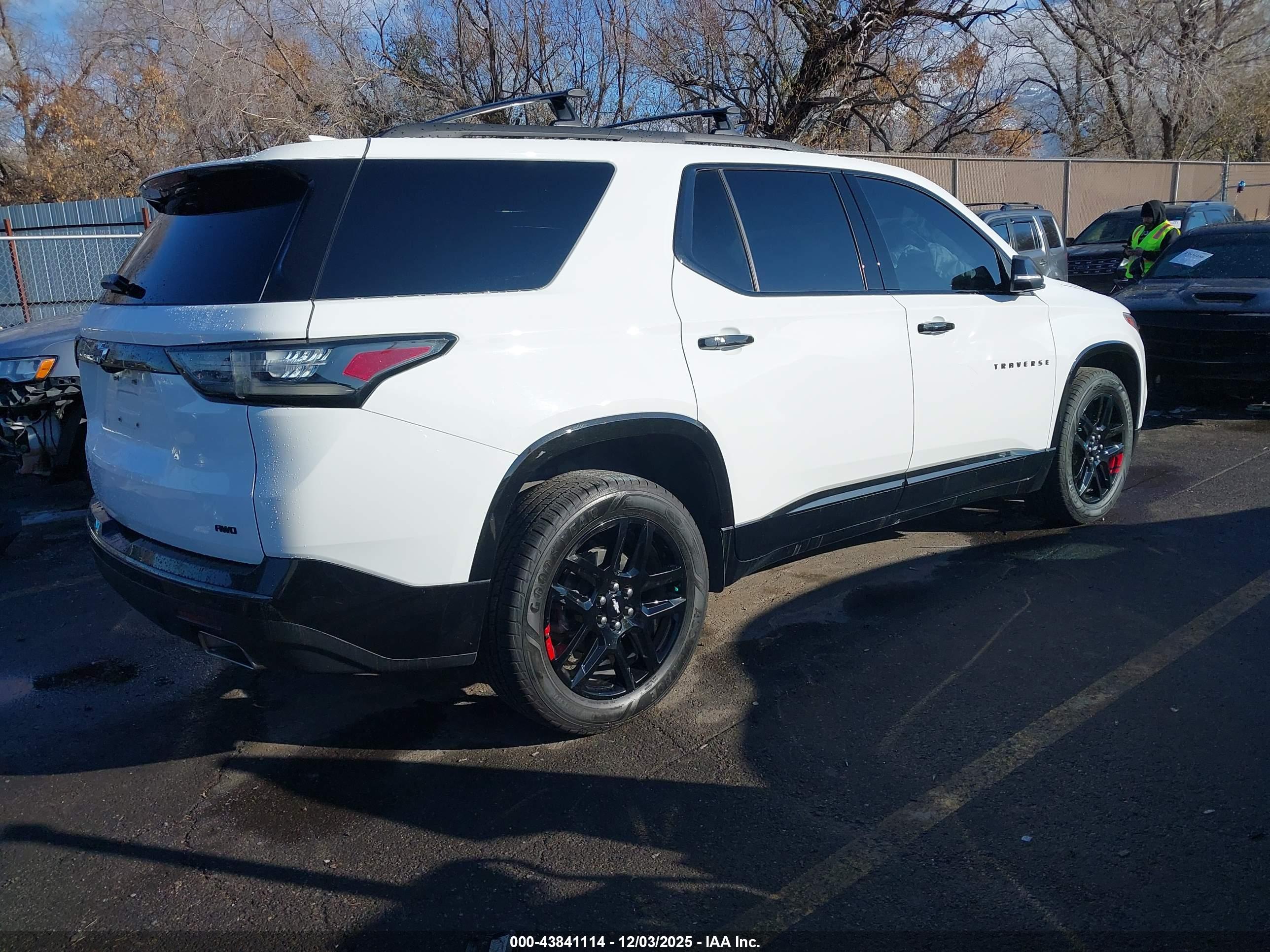 CHEVROLET TRAVERSE image 4