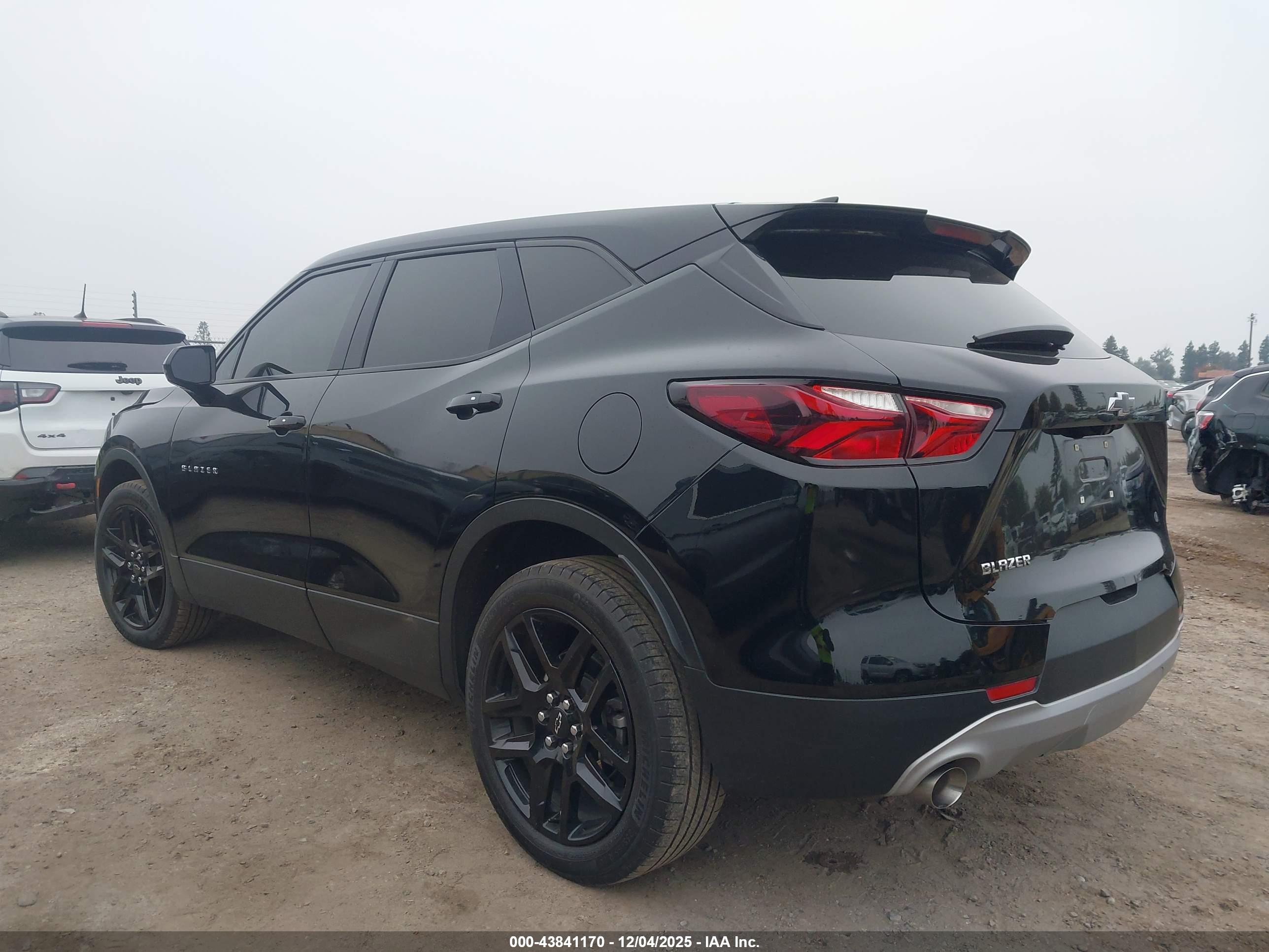 CHEVROLET BLAZER image 3