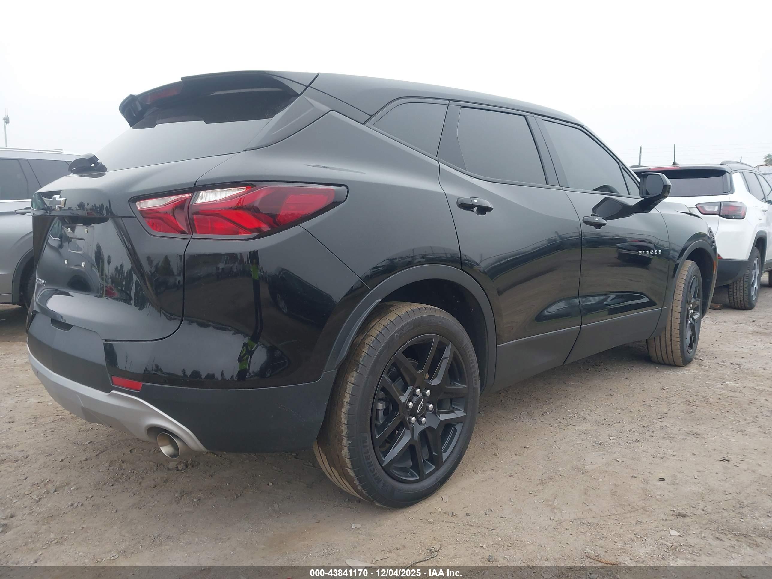 CHEVROLET BLAZER image 4