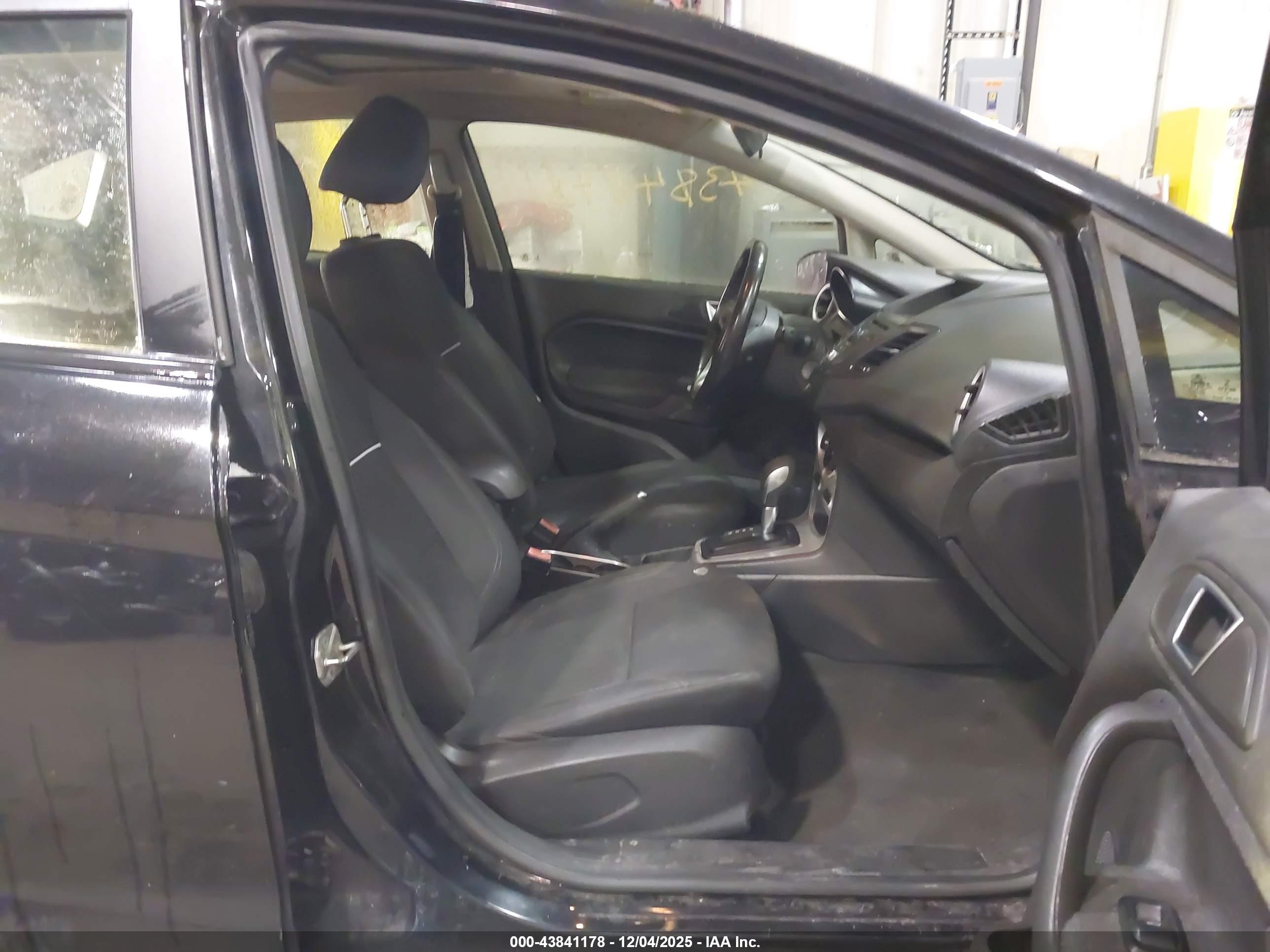 FORD FIESTA image 5