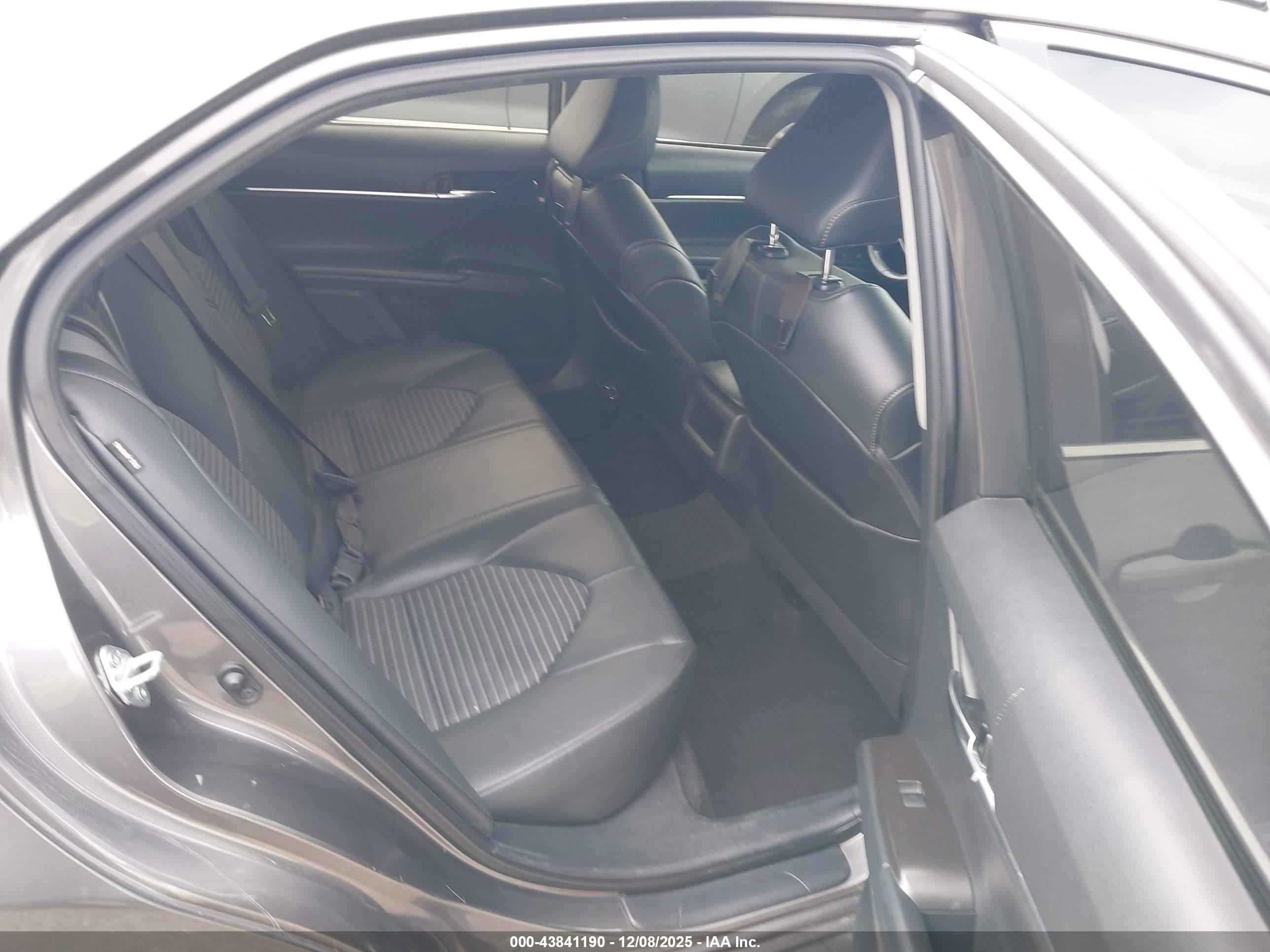 TOYOTA CAMRY image 8